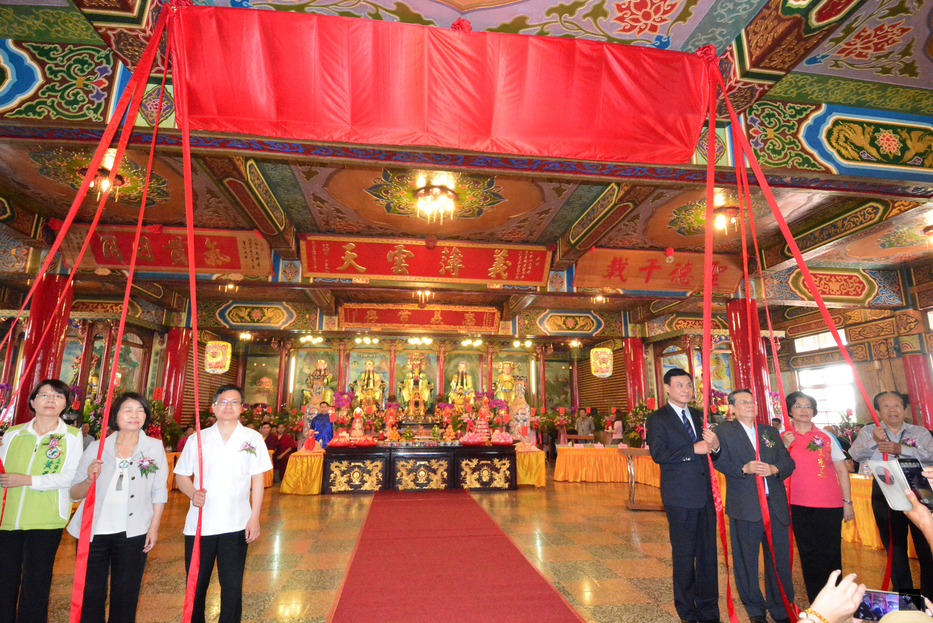 彰化大佛啟建55週年暨關聖帝君聖誕慶祝活動，24日在八卦山大佛寺恩主殿舉行，立法院長蘇嘉全（右四）、彰化縣長魏明谷（左三）等人出席，現場熱鬧隆重。（中央社提供）