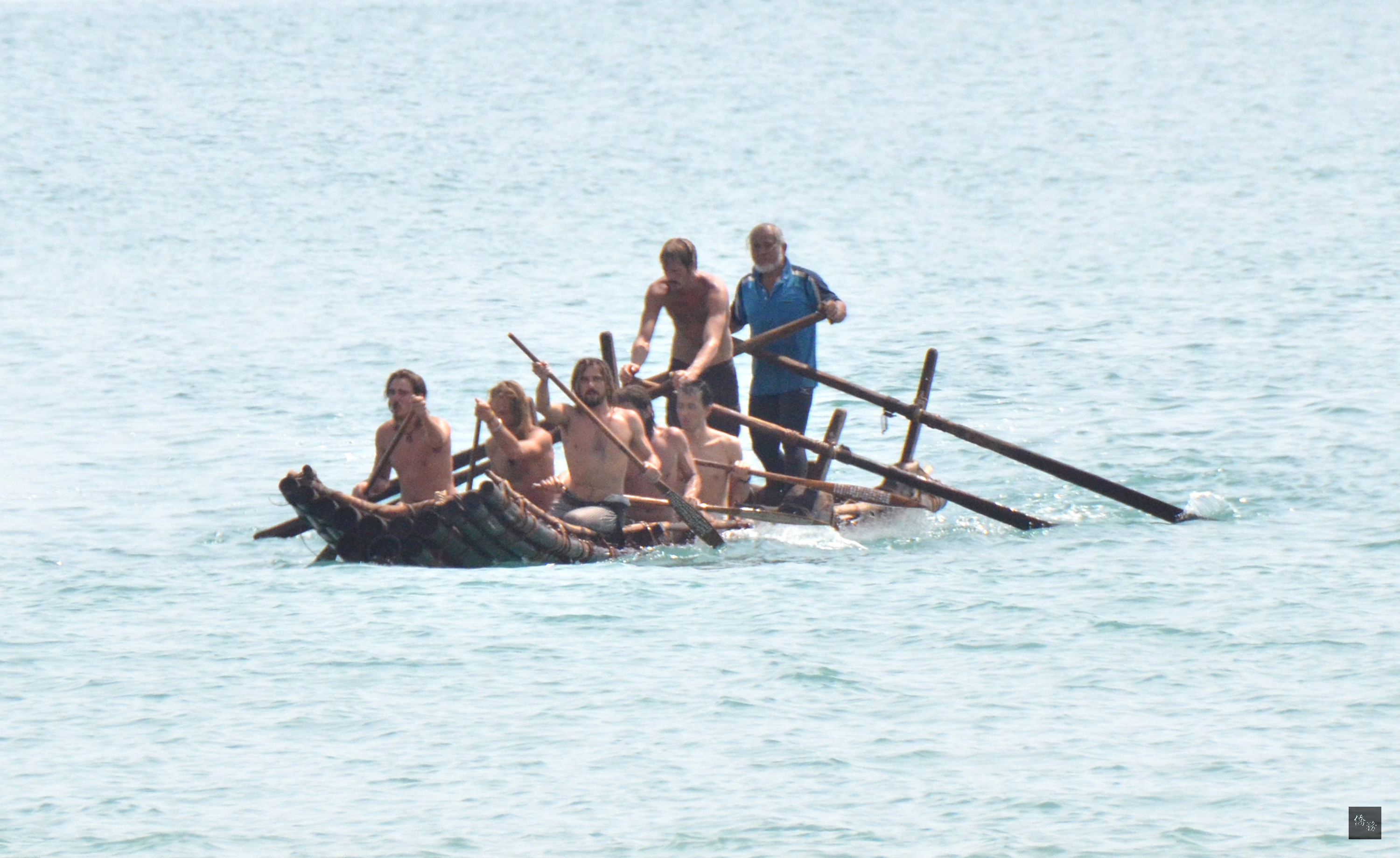 尋找祖先來自台灣的證據，日本學者在台東美麗灣渡假村海域試划阿美族的竹筏，研究日本祖先經海上旅途遷徙到日本的可能性。（中央社提供）