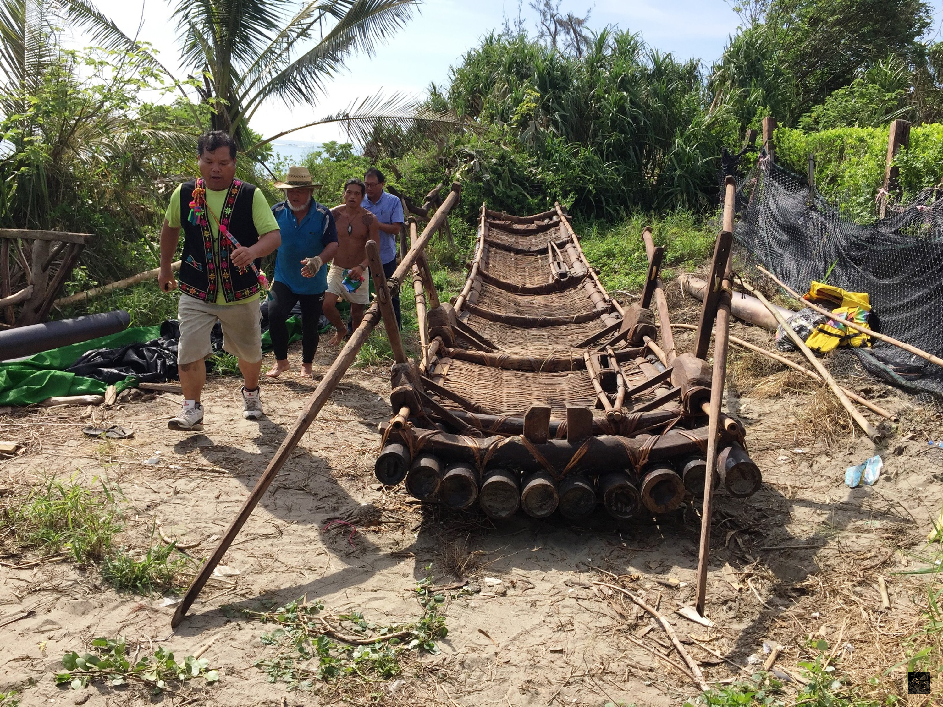 尋找祖先來自台灣的證據，日本學者在台東美麗灣渡假村海域試划阿美族的竹筏，研究日本祖先經海上旅途遷徙到日本的可能性。（中央社提供）