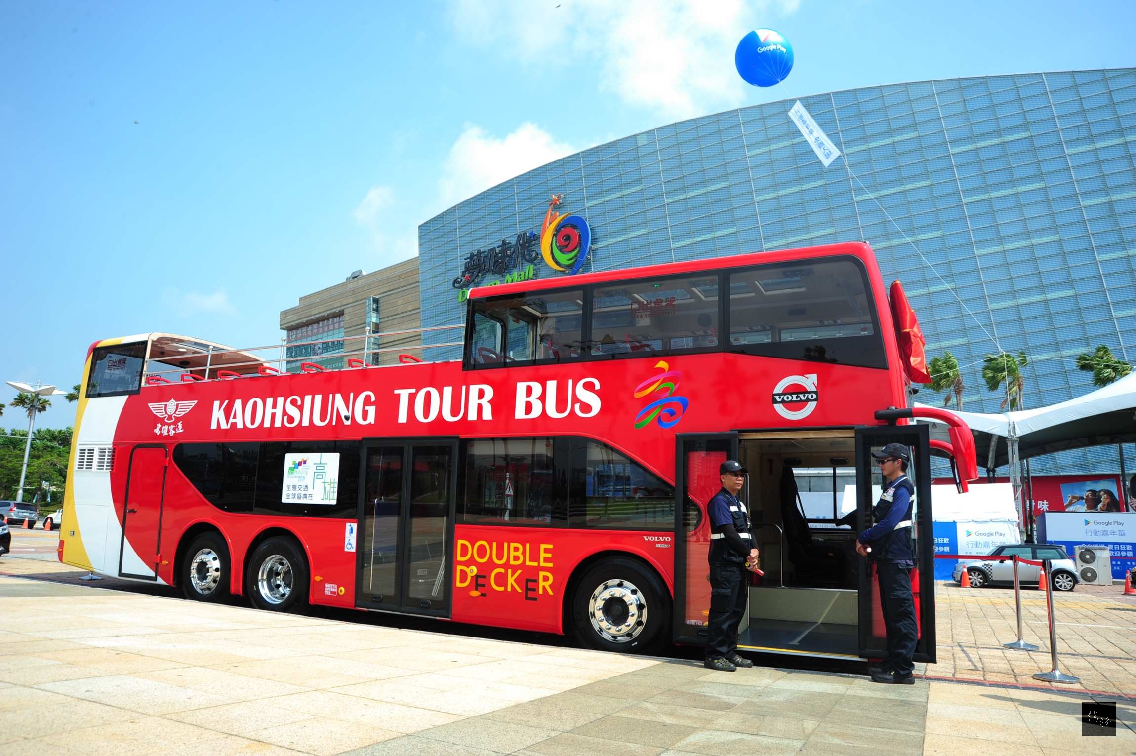 全台首輛開頂雙層觀光巴士7日在高雄市舉行上路記者會,未來將結合輕軌,讓高雄交通建設走在全國最前端。(高雄市政府提供)