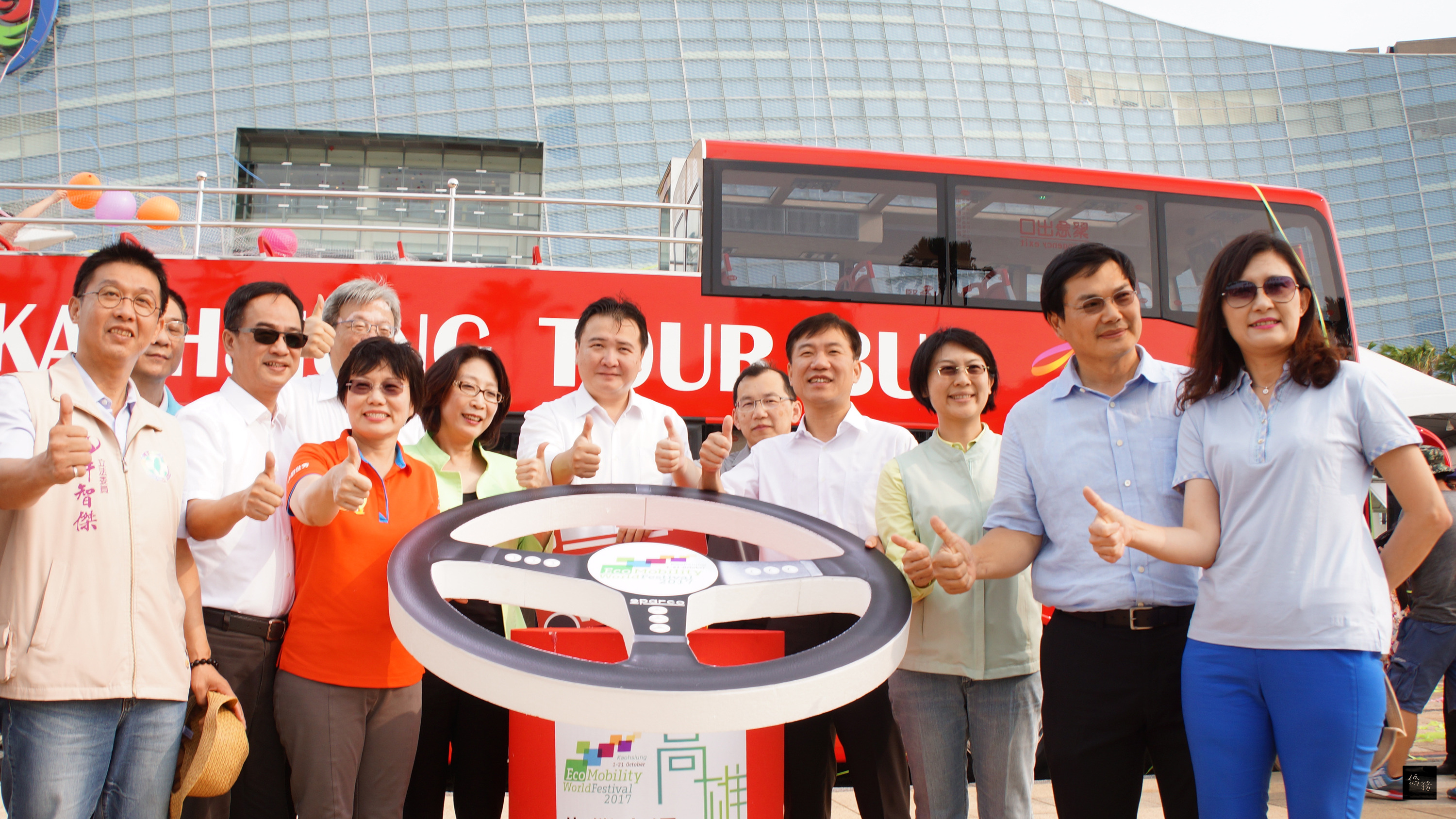 全台首輛開頂雙層觀光巴士7日在高雄舉行上路記者會,高雄市副市長許立明(右六)等人為巴士上路啟動並率先試乘。(中央社提供)