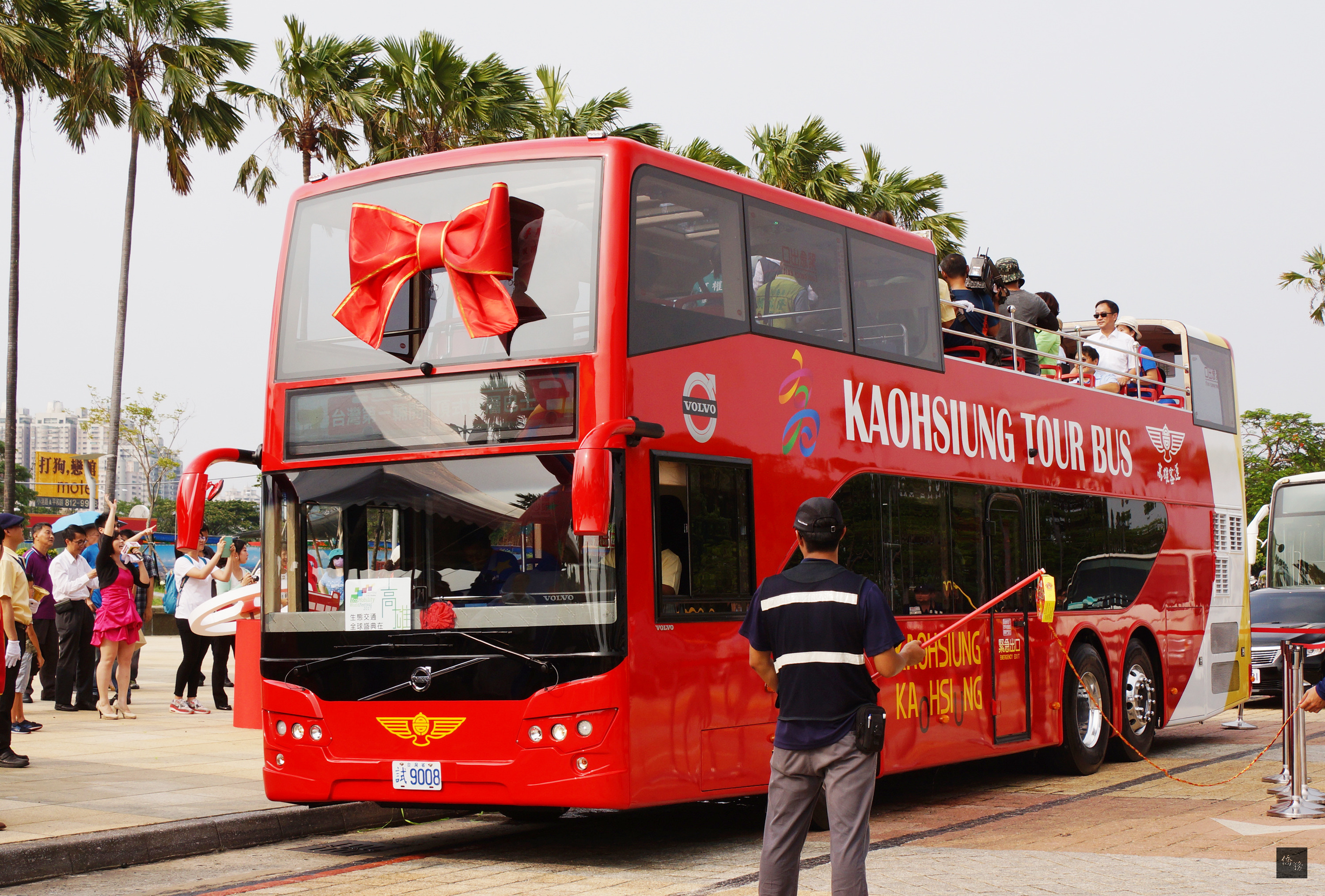 全台首輛開頂雙層觀光巴士7日在高雄市舉行上路記者會,紅色龐然大物一上街即成為街頭新亮點,吸引路人目光,未來將結合輕軌,讓高雄交通建設走在全國最前端。(中央社提供)