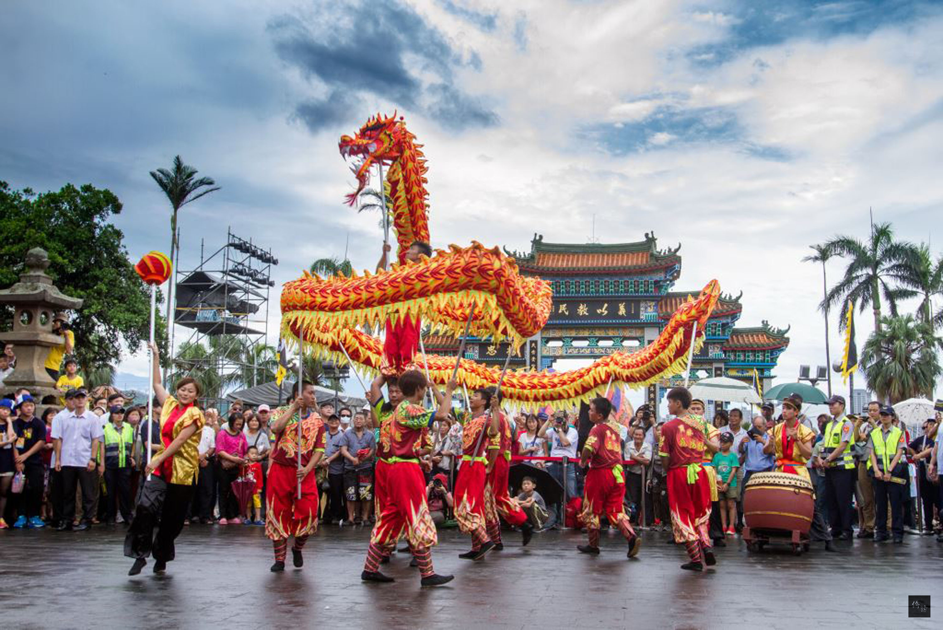 「義魄千秋2016全國義民祭在新竹縣」系列活動陸續展開，內容包括動態、靜態等多元活動，新竹縣政府邀請民眾一起到新竹縣體驗濃濃客家風的宗教、藝文活動。圖為2015義民祭活動盛況。（中央社提供）