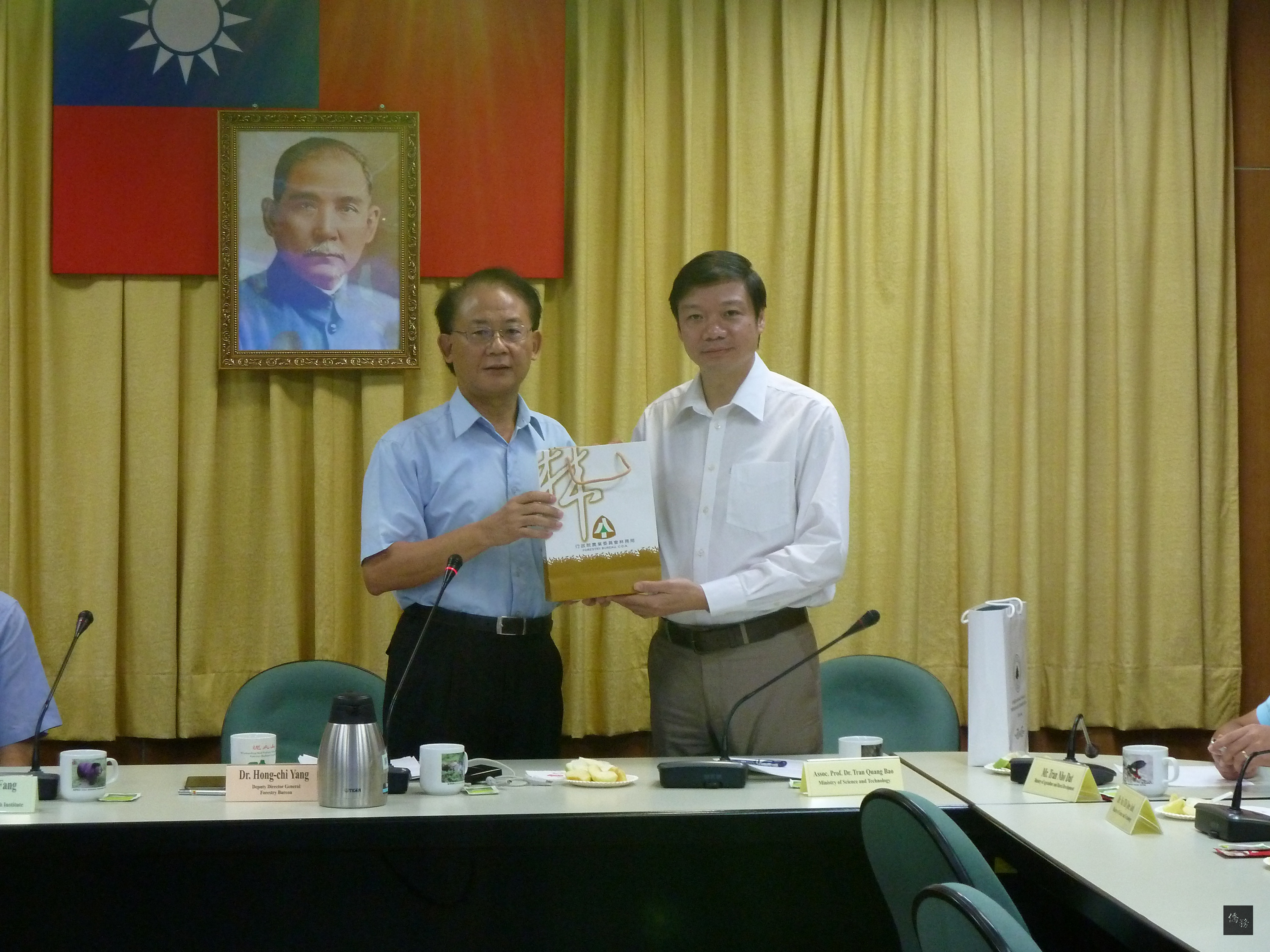 農委會林務局副局長楊宏志（左）表示，近日台越進行林業等層面交流，越南國立林業大學副校長陳光保（右）代表越南，確定台越將在諸多林業與生態保育上合作。（中央社提供）