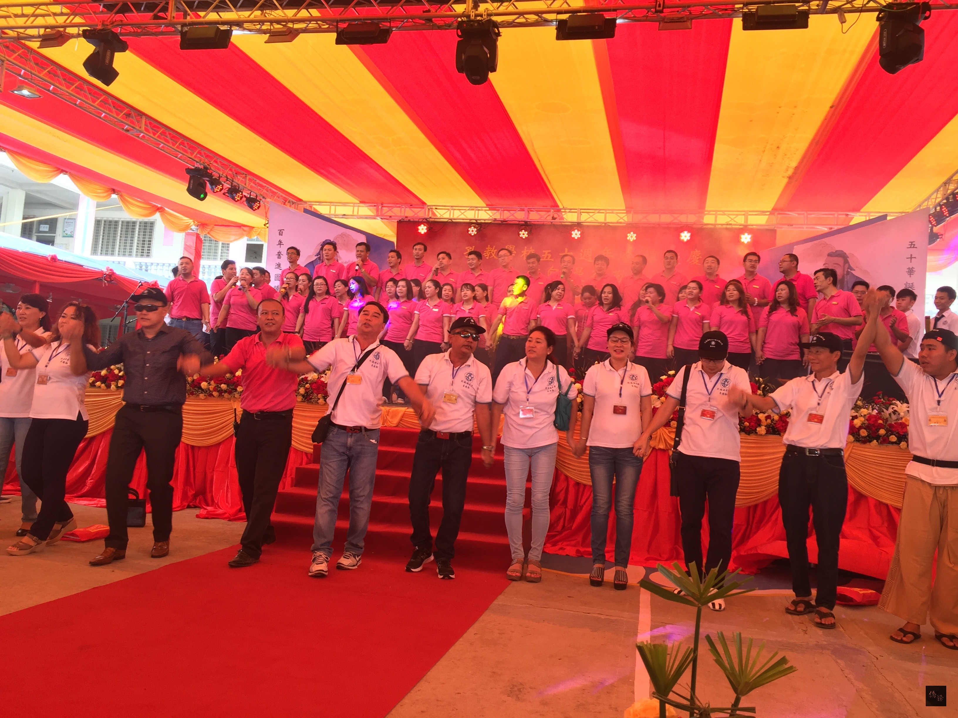 緬甸曼德勒孔教學校舉行50週年慶祝大會,校友合唱「明天會更好」,期許孔教學校有更美好的未來。(泰華文教中心提供)