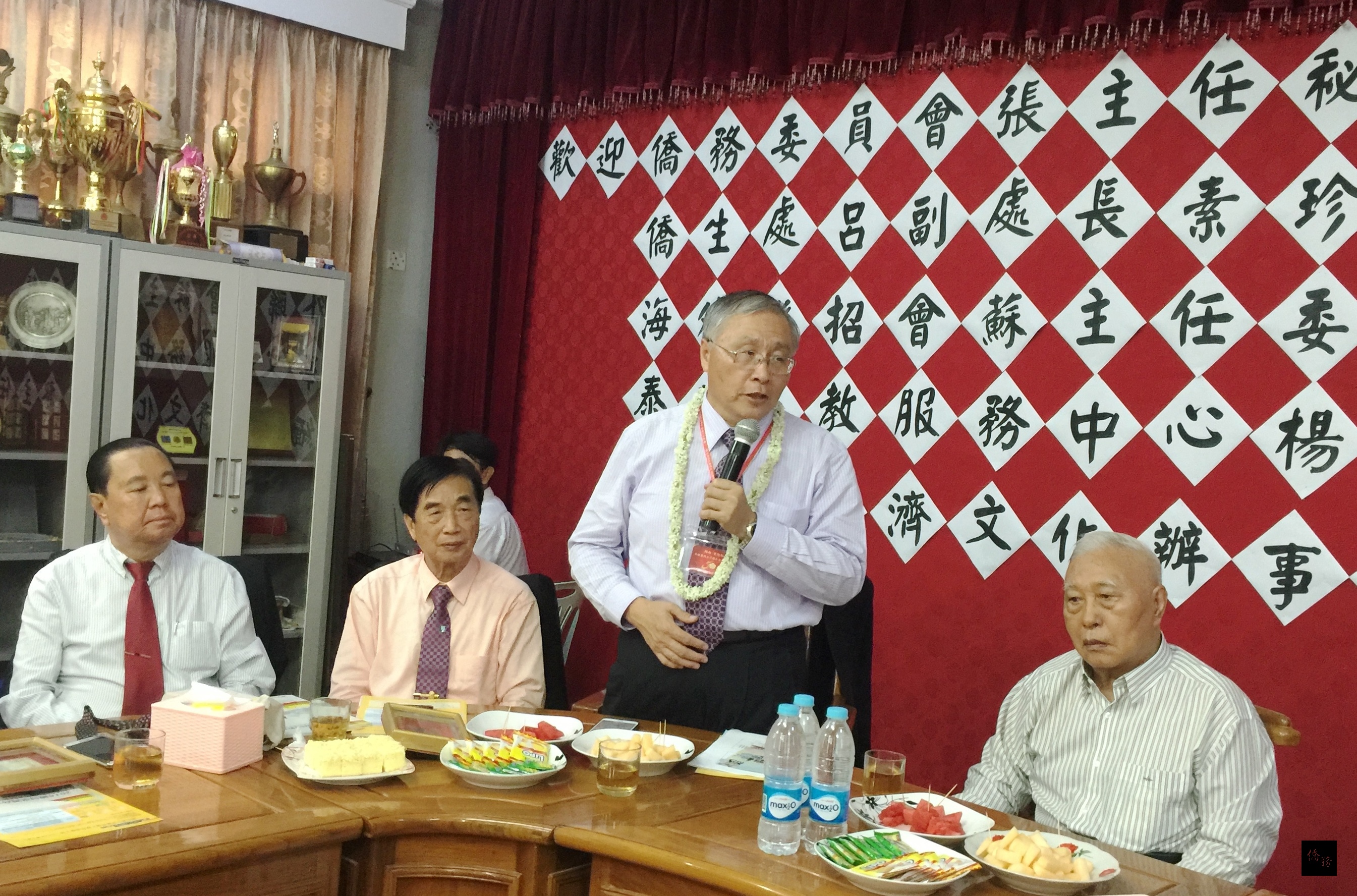 僑務委員會主任秘書張良民(右二)與緬甸曼德勒、東枝、密支那、臘戌等30多所華文學校校長、主任及學生進行來台升學宣導說明會暨僑教座談會。(泰華文教中心提供)