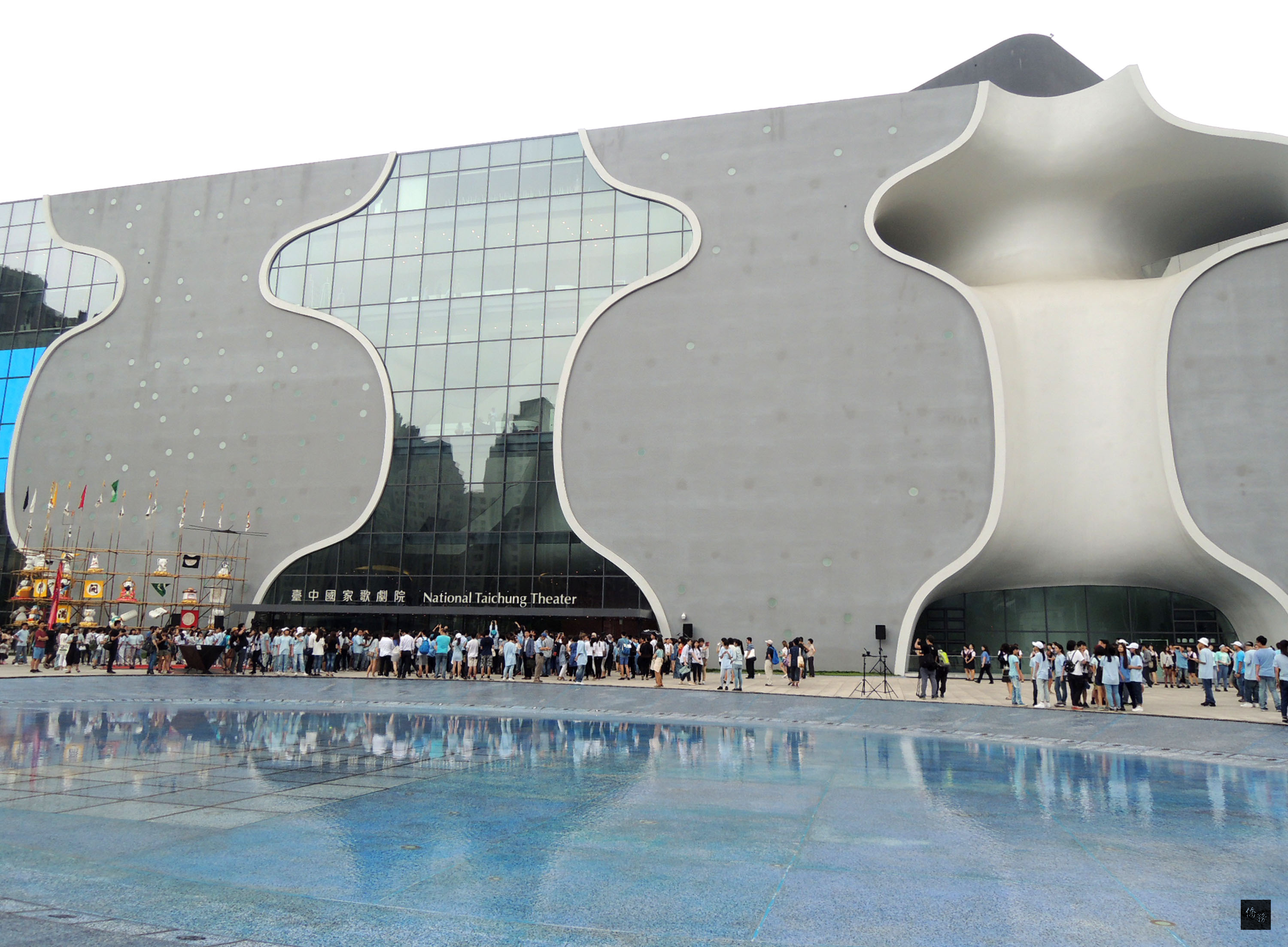 台中國家歌劇院26日上午10時30分開門試營運,許多民眾一早就到廣場前排隊等待開放時刻。(中央社提供)