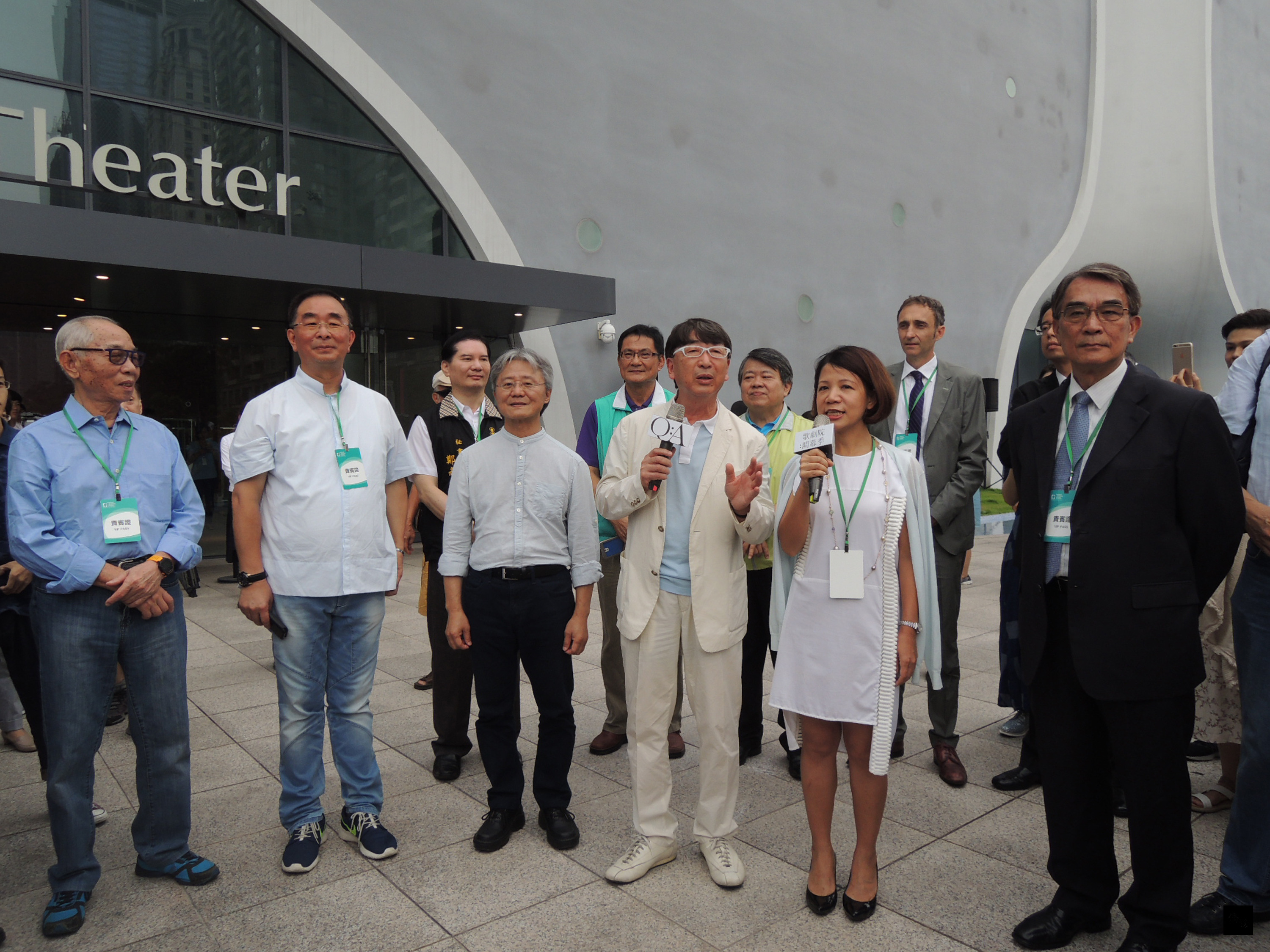 台中國家歌劇院26日上午10時30分開門試營運,負責規劃設計的日籍建築師伊東豊雄(前左四)與民眾一起等待開門時刻。(中央社提供)