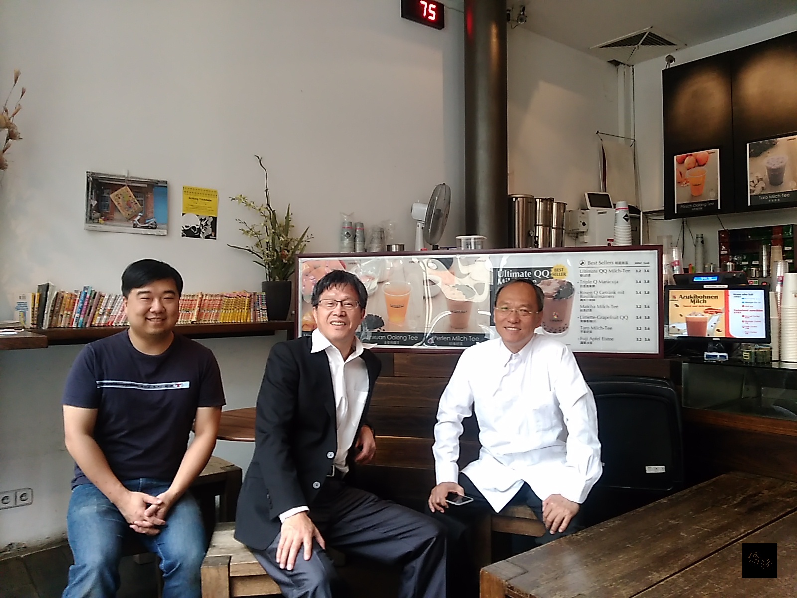 旅德青年台商溫濟豪(左)、駐德國代表謝志偉(中)與僑務委員會委員長吳新興(右)在柏林COMEBUY珍珠奶茶一號店合影。