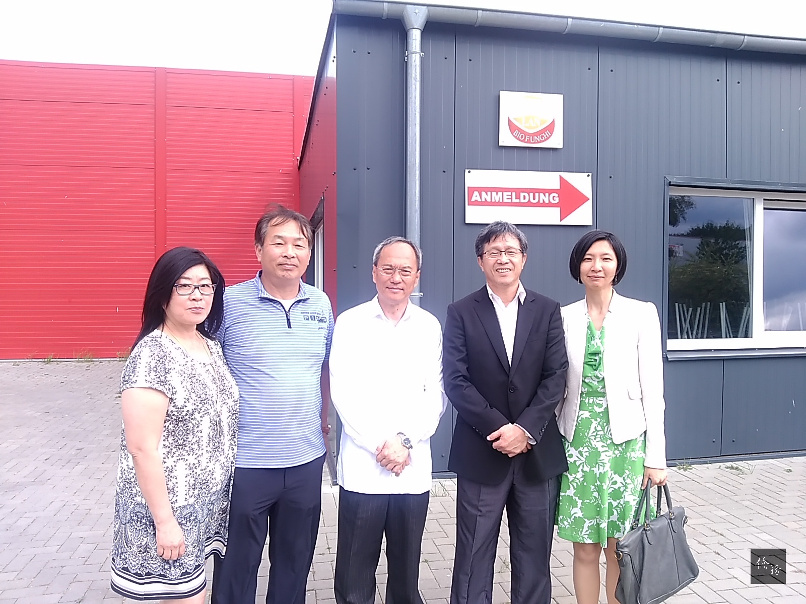 旅德台商藍柏庭(左二)、僑務委員會委員長吳新興(中)、駐德國代表謝志偉(右二)與僑務秘書吳曉竹(右一)於藍柏庭的養菇場前合影。