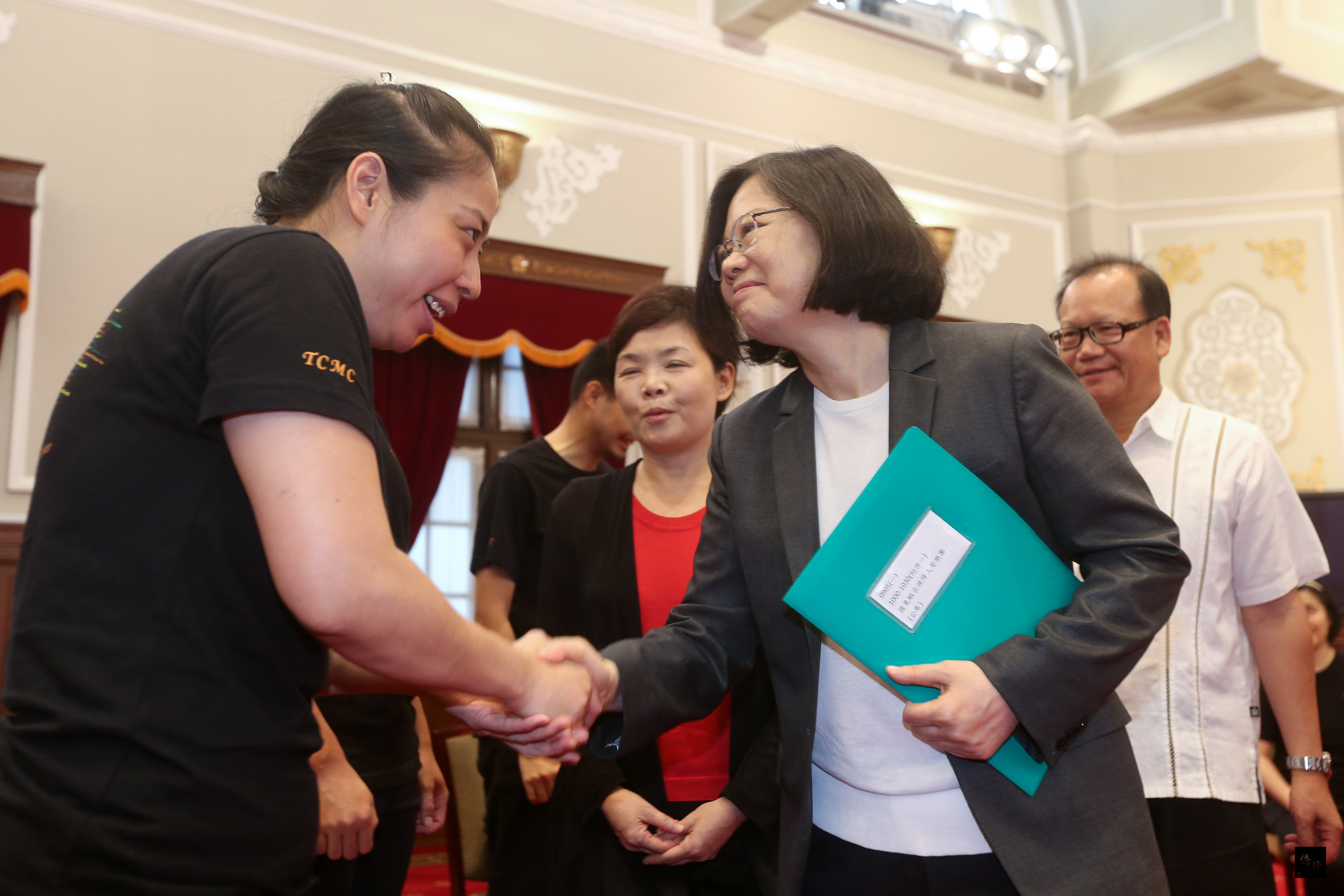 總統蔡英文(前右)5日在總統府,接見蝦米視障人聲樂團,並逐一與團員握手致意。(中央社提供)