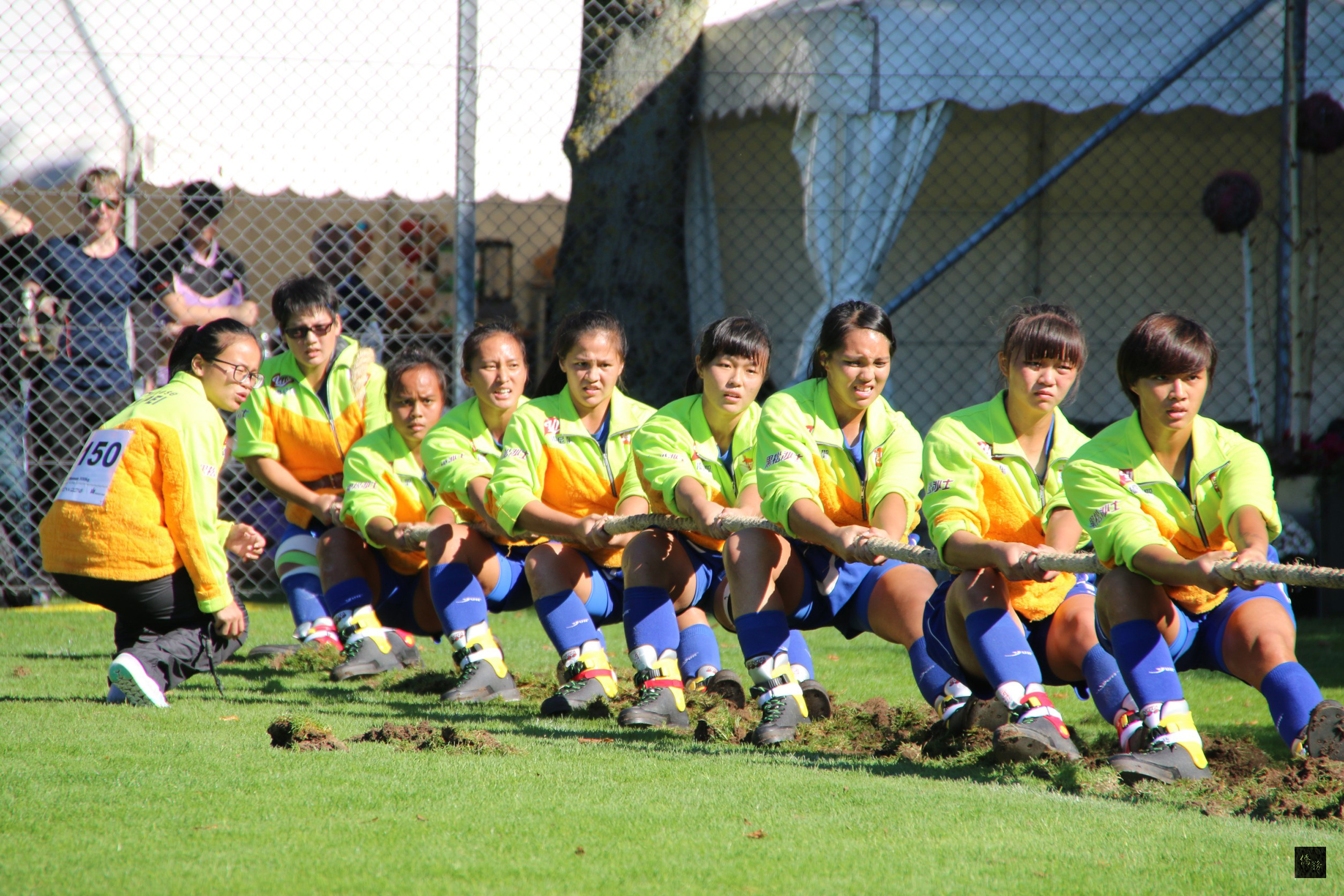 景美女中與台師大拔河聯隊5日赴瑞典參加世界盃室外拔河賽,8日下午聯隊贏得U23女子組500公斤組金牌和世界盃室外拔河錦標賽女子500公斤組公開賽金牌。(中央社提供)