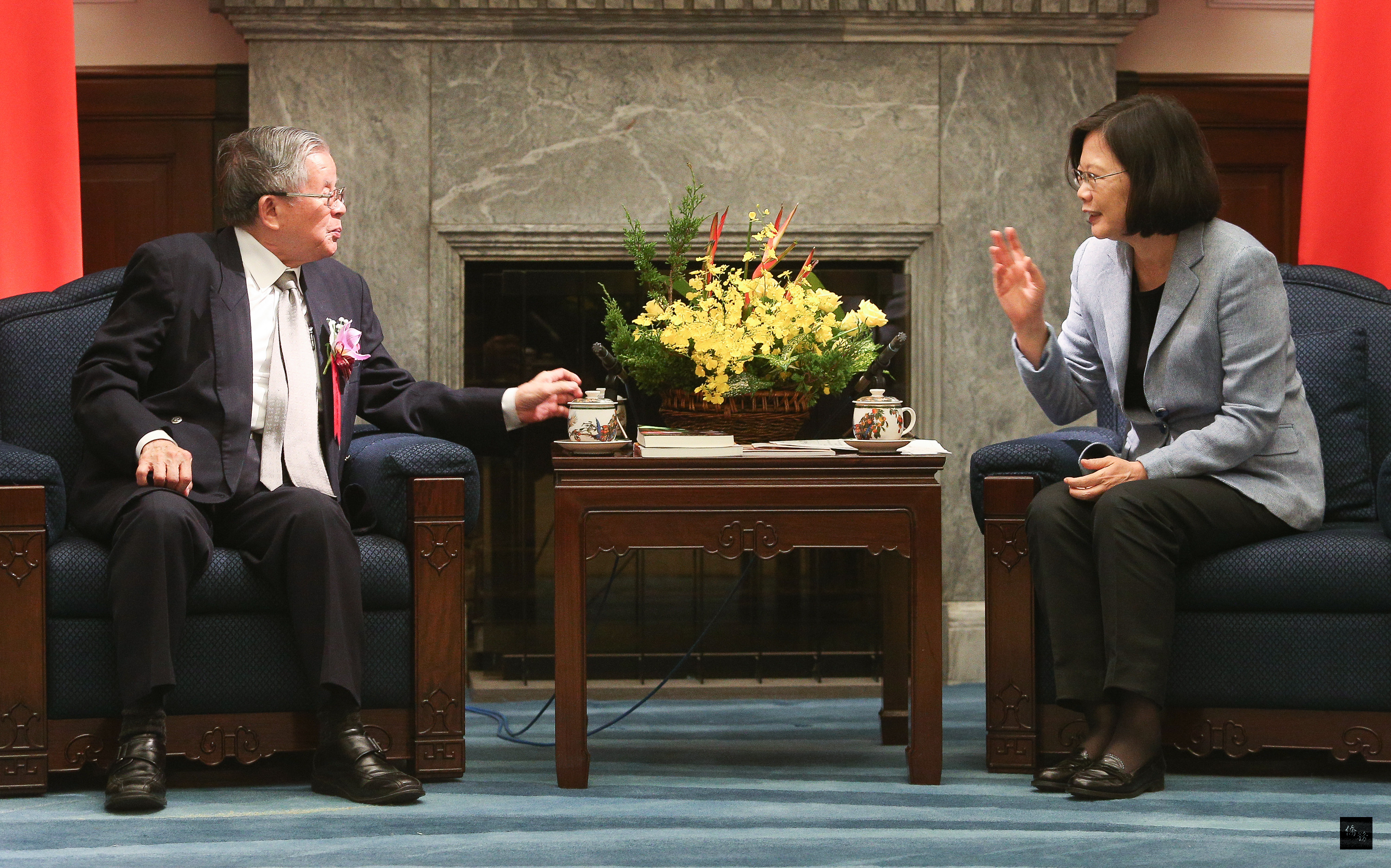 總統蔡英文（右）9月30日接見「第26屆醫療奉獻獎」得獎人陳榮基醫師（左）等人時表示，謝謝所有得獎人用身體力行的方式，讓台灣社會看到醫者父母心的典範，也把愛跟關懷傳遞到社會每一個角落。（中央社提供）