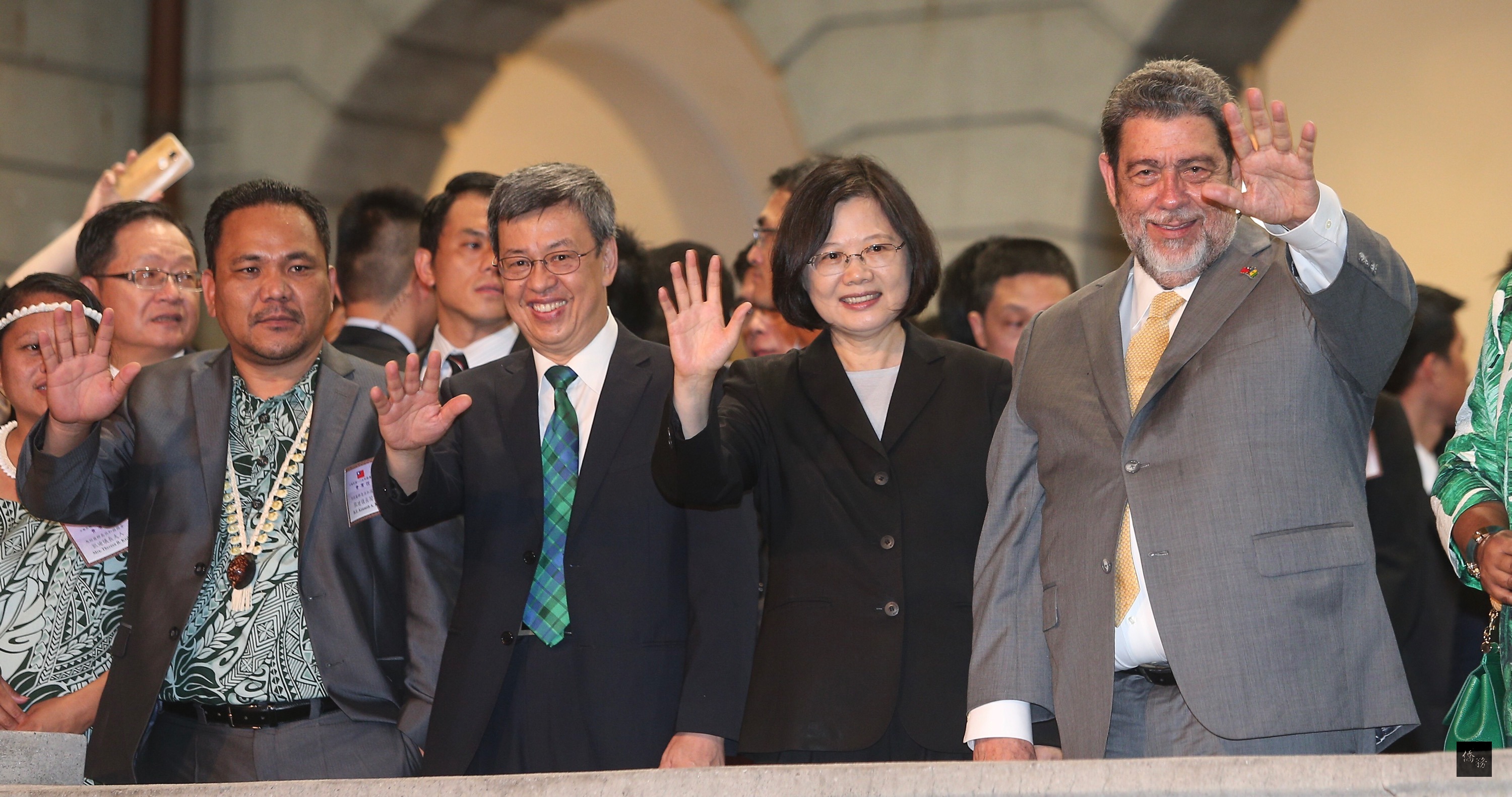 總統蔡英文(前右二)、聖文森總理龔薩福(前右)、副總統陳建仁(前左二)等人10日出席在台北賓館舉行的中華民國105年國慶酒會,向現場貴賓們揮手致意。(中央社提供)