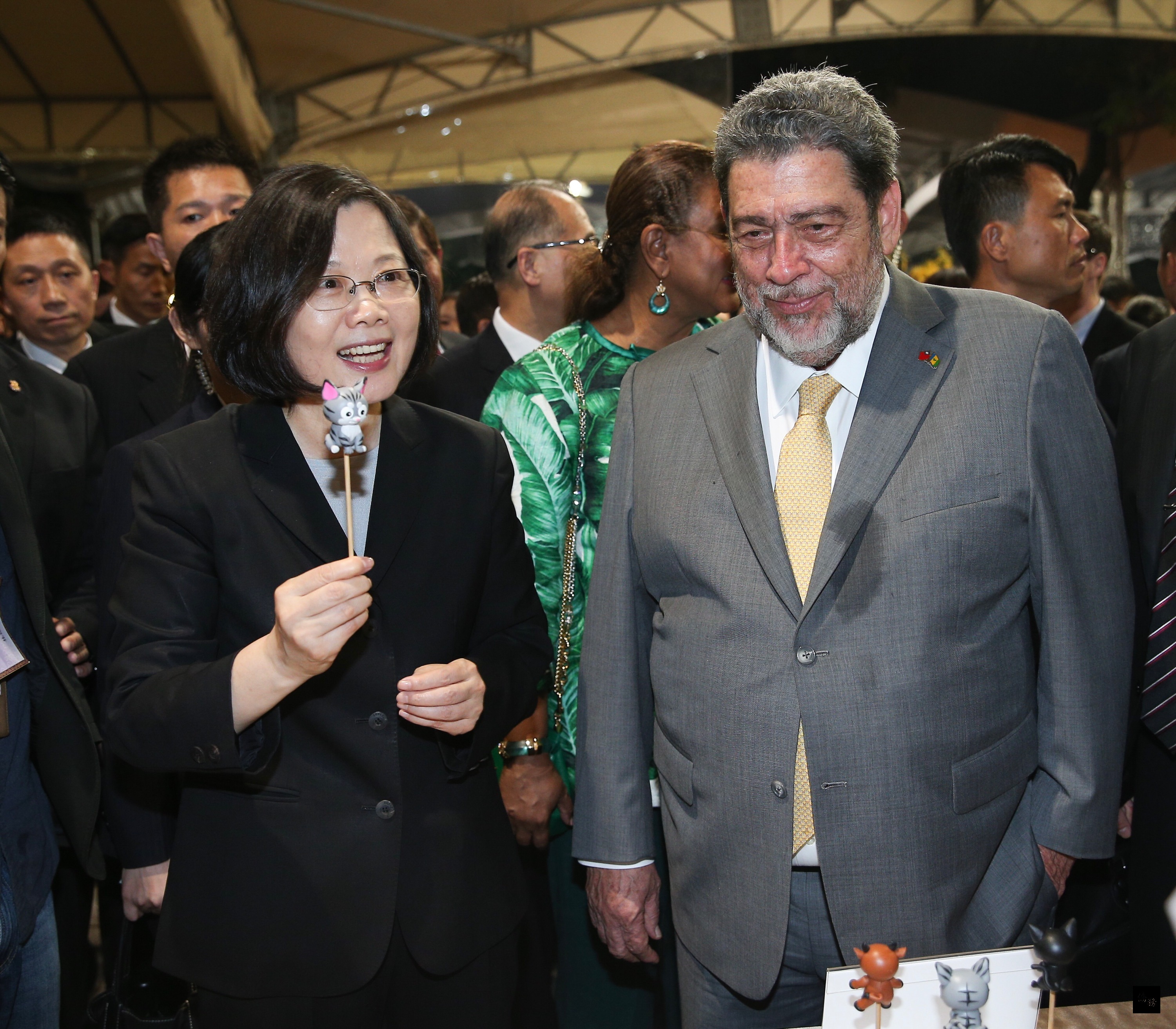 總統蔡英文(前左)、聖文森總理龔薩福(前右)10日出席在台北賓館舉行的中華民國105年國慶酒會,參觀現場捏麵人攤位時,蔡總統獲贈一隻貓咪造型的捏麵人。(中央社提供)