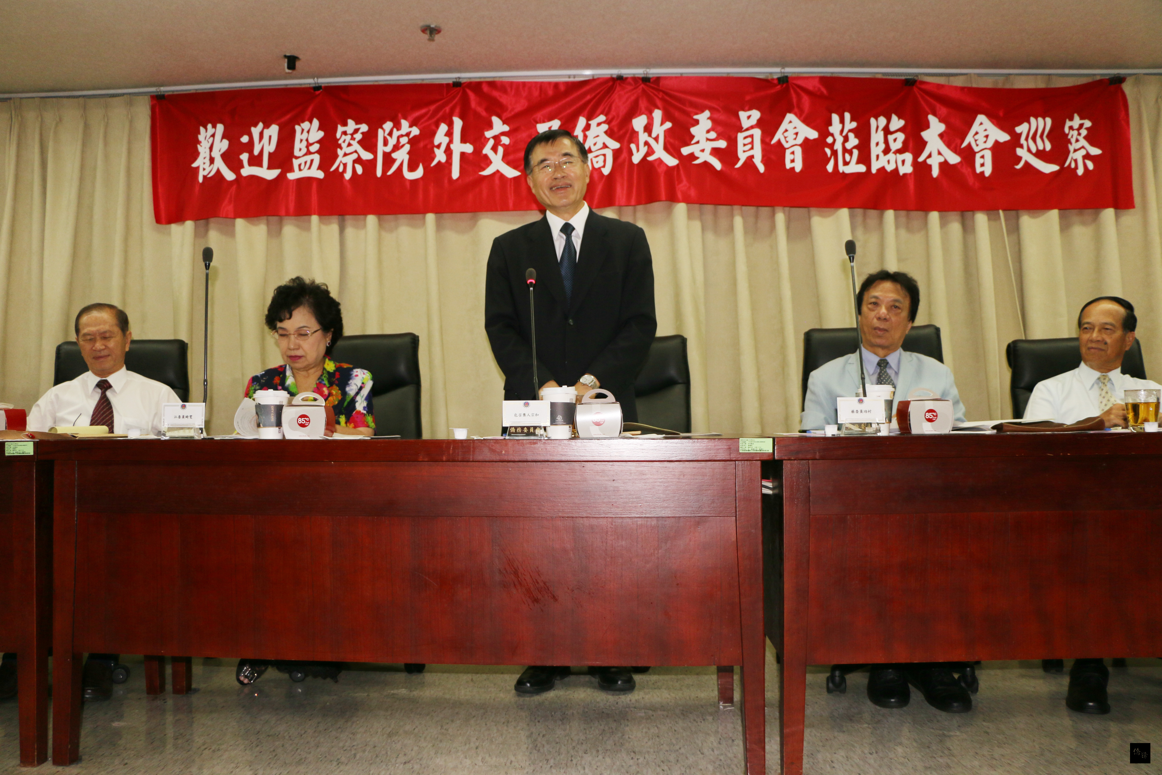 監察院外交及僑政委員會由召集人包宗和（立者）偕監察委員江明蒼（左一）、江綺雯（左二）、方萬富（右一）、蔡培村（右二）等巡察僑務委員會，瞭解業務執行情形及未來工作重點。
