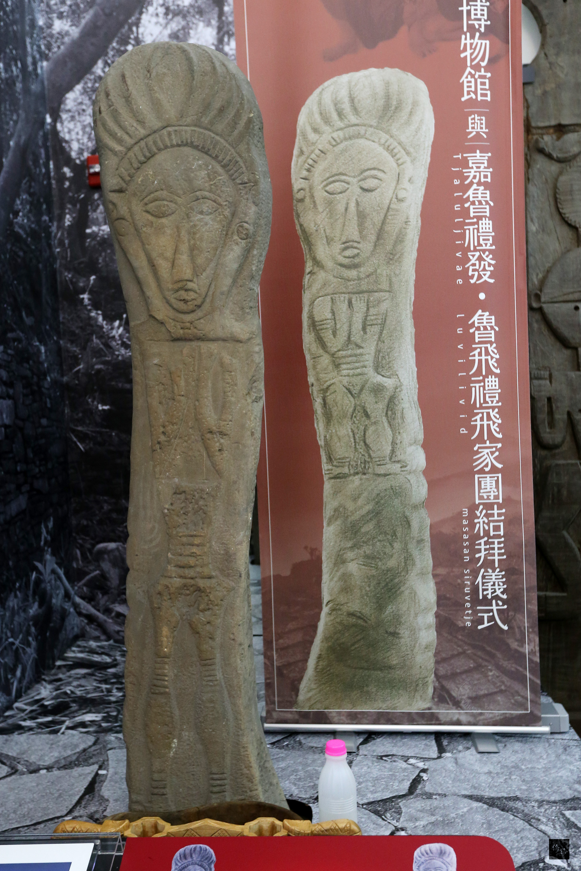 儀式主角-「排灣族阿盧夫岸(望嘉舊社)佳邏夫岸頭目家雙面祖先像石雕柱」,石雕柱的男祖先吉福祿萬(Tjivuluwan)、女祖先玖柏蘭恩(Djupelan)皆頭戴羽狀帽飾,雙手平舉置於胸前,細腰上配戴有紋飾腰帶,而且雙膝和腳踝關節處刻有平行線條狀紋飾,在2015年經文化部文資局指定為國寶。(中央社提供)