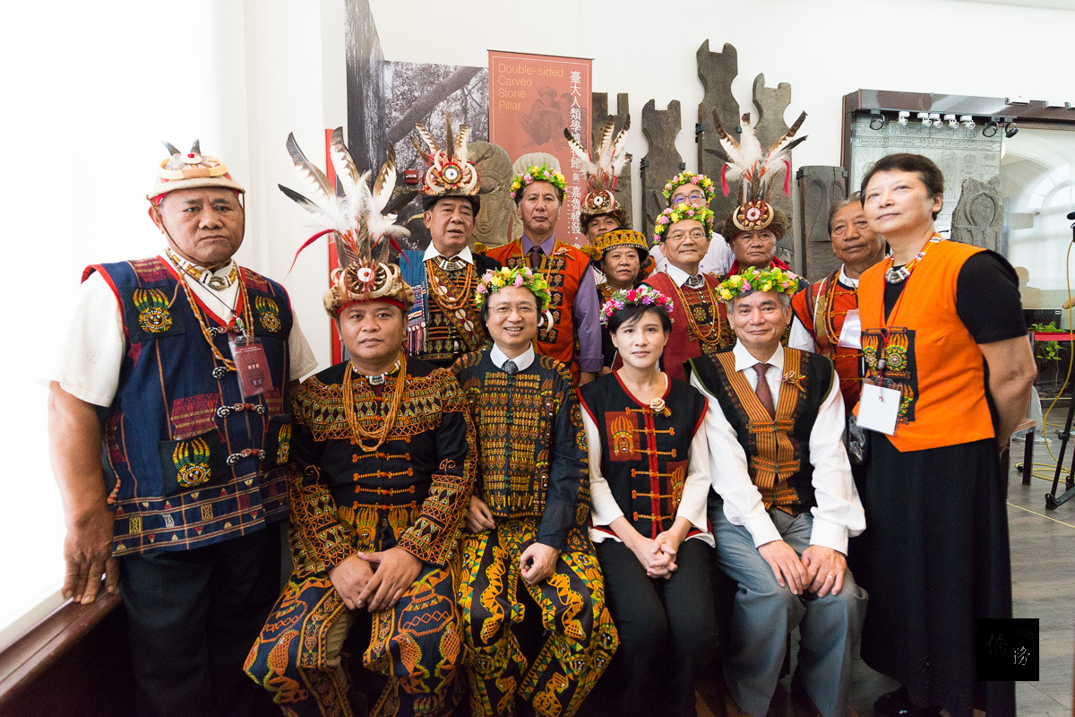 望嘉部落頭目家代表羅俊傑(前排左二)、台大文學院長陳弱水(前排左三)、文化部長鄭麗君(前排右三)與台大人類系教授胡家瑜(前排右一)等人於石雕柱前合影。(台大人類學博物館提供)