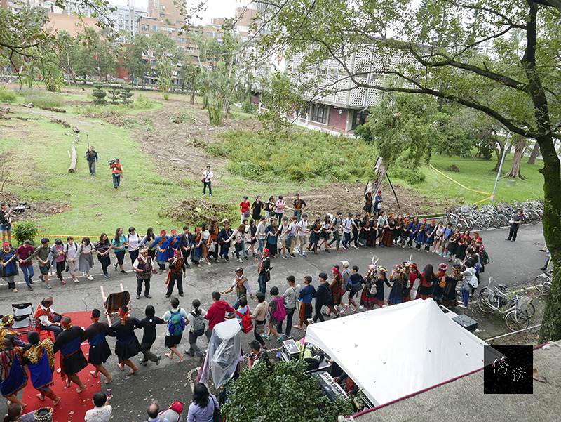 儀式最後以排灣族人的傳統圍舞在台大人類學博物館外慶祝。(台大人類學博物館提供)