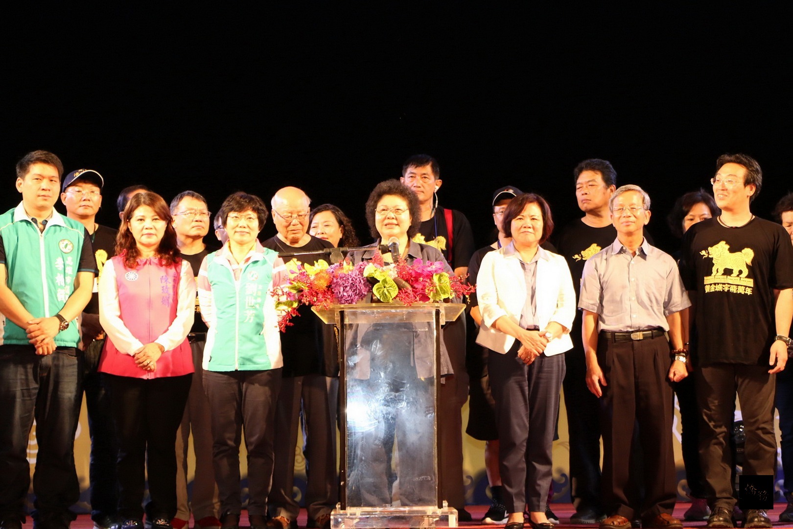 為期8天的2016高雄左營萬年季在蓮池潭畔閉幕，高雄市長陳菊（第一排右四）感謝在地廟宇鼎力相助。（高雄市政府提供）