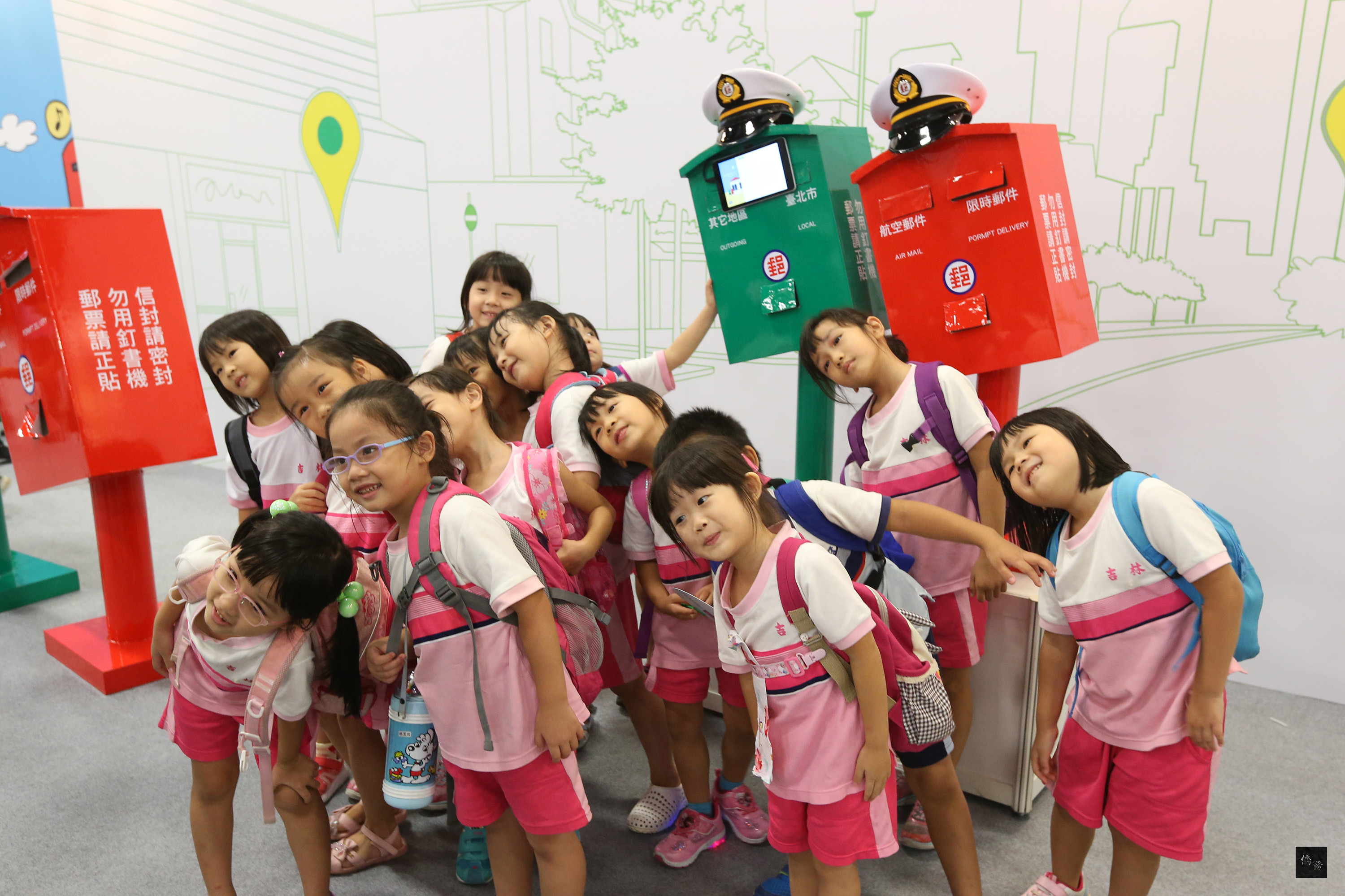 「台北2016世界郵展」21日登場,這是台灣首次舉辦,圖為展區內設置的歪腰郵筒互動區,參觀的學童們開心地跟歪腰郵筒拍照。(中央社提供)