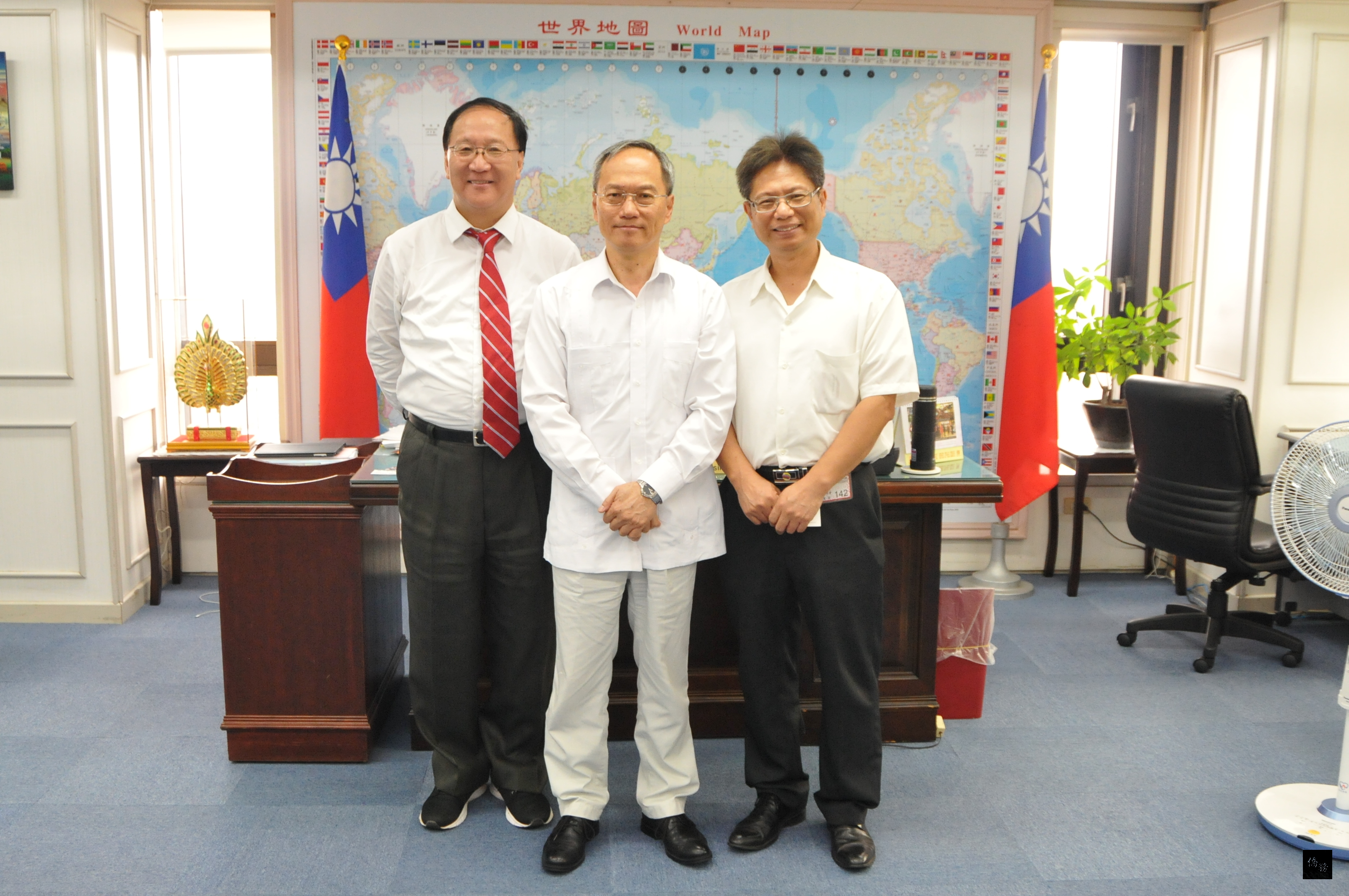 僑務委員會委員長吳新興（中）接待甫當選國亞利桑那州Chandler市議員的黃馨民（右），僑務諮詢委員高志中（左）陪同拜會。