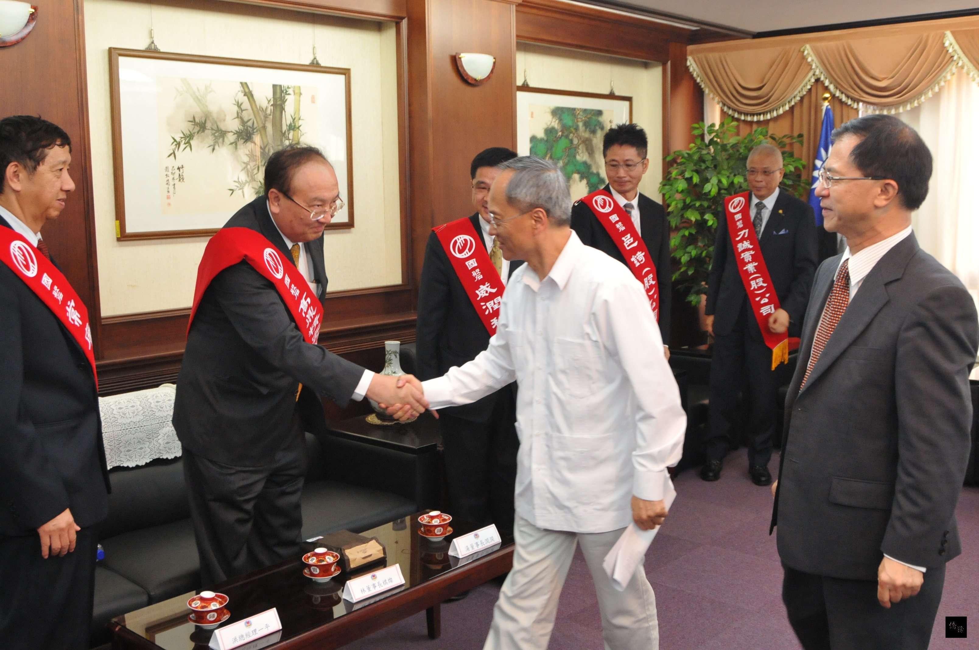 僑務委員會委員長吳新興(右二)18日接待榮獲第25屆國家磐石獎暨第18屆海外台商磐石獎14位企業主。