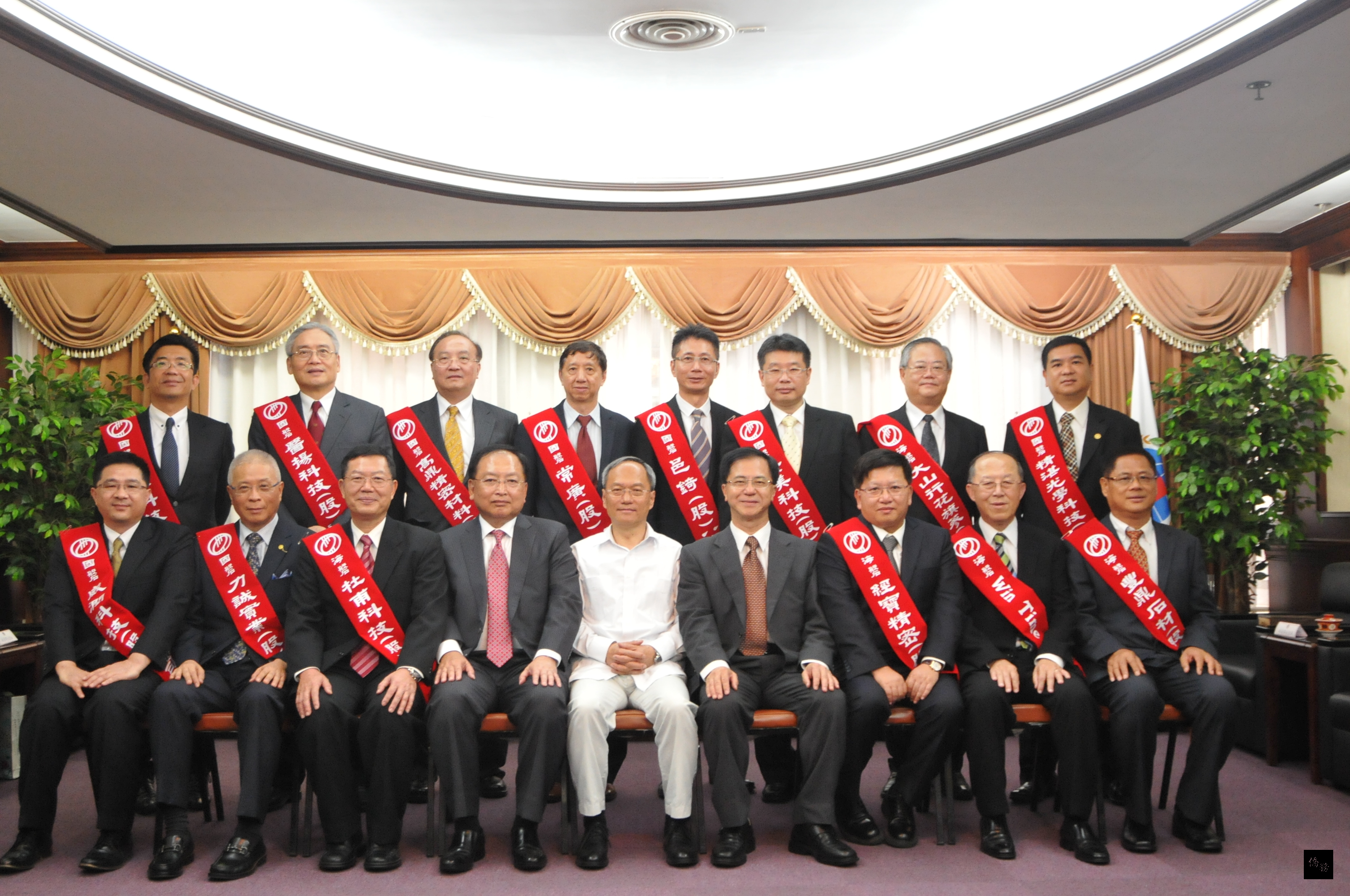 榮獲第25屆國家磐石獎暨第18屆海外台商磐石獎14位企業主,28日由中華民國全國中小企業總會副理事長李育家(前座左四)率領拜會僑務委員會,由委員長吳新興(前座中)接待。
