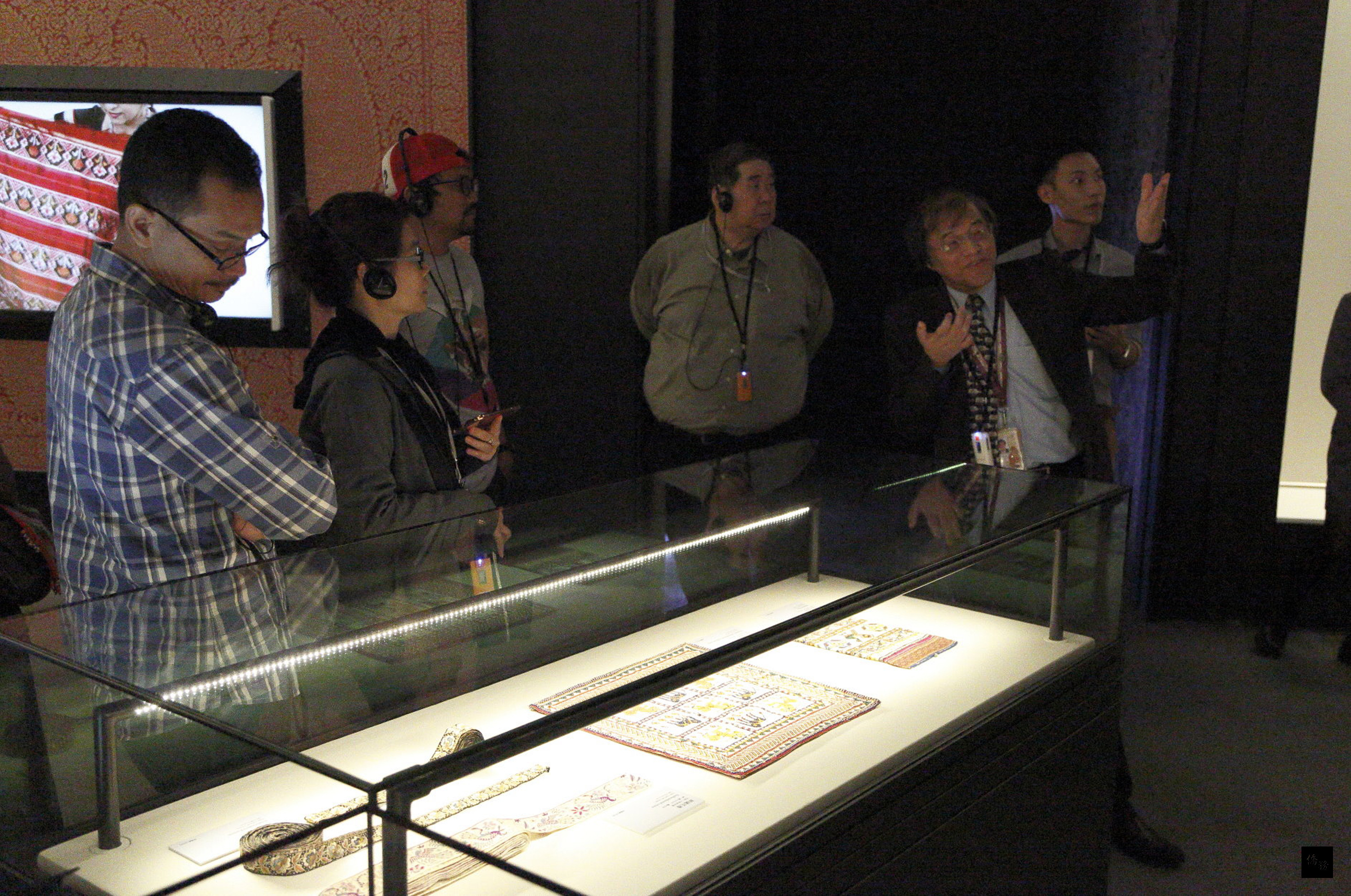 國立故宮博物院24日接待來自泰國、印尼、馬來西亞等東南亞媒體前往故宮南院參訪拍攝,希望藉由報導故宮的文物展覽,將珍貴文物之美介紹給更多東南亞民眾。(中央社提供)