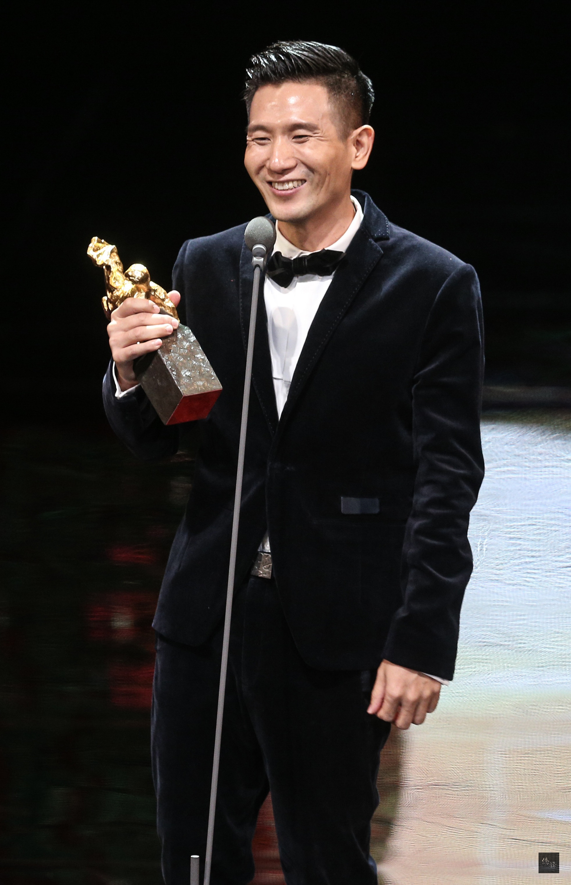 第53屆金馬獎頒獎典禮26日晚間在國父紀念館舉行,本屆年度台灣傑出電影工作者頒給導演趙德胤(圖),趙德胤開心上台領獎。(中央社提供)