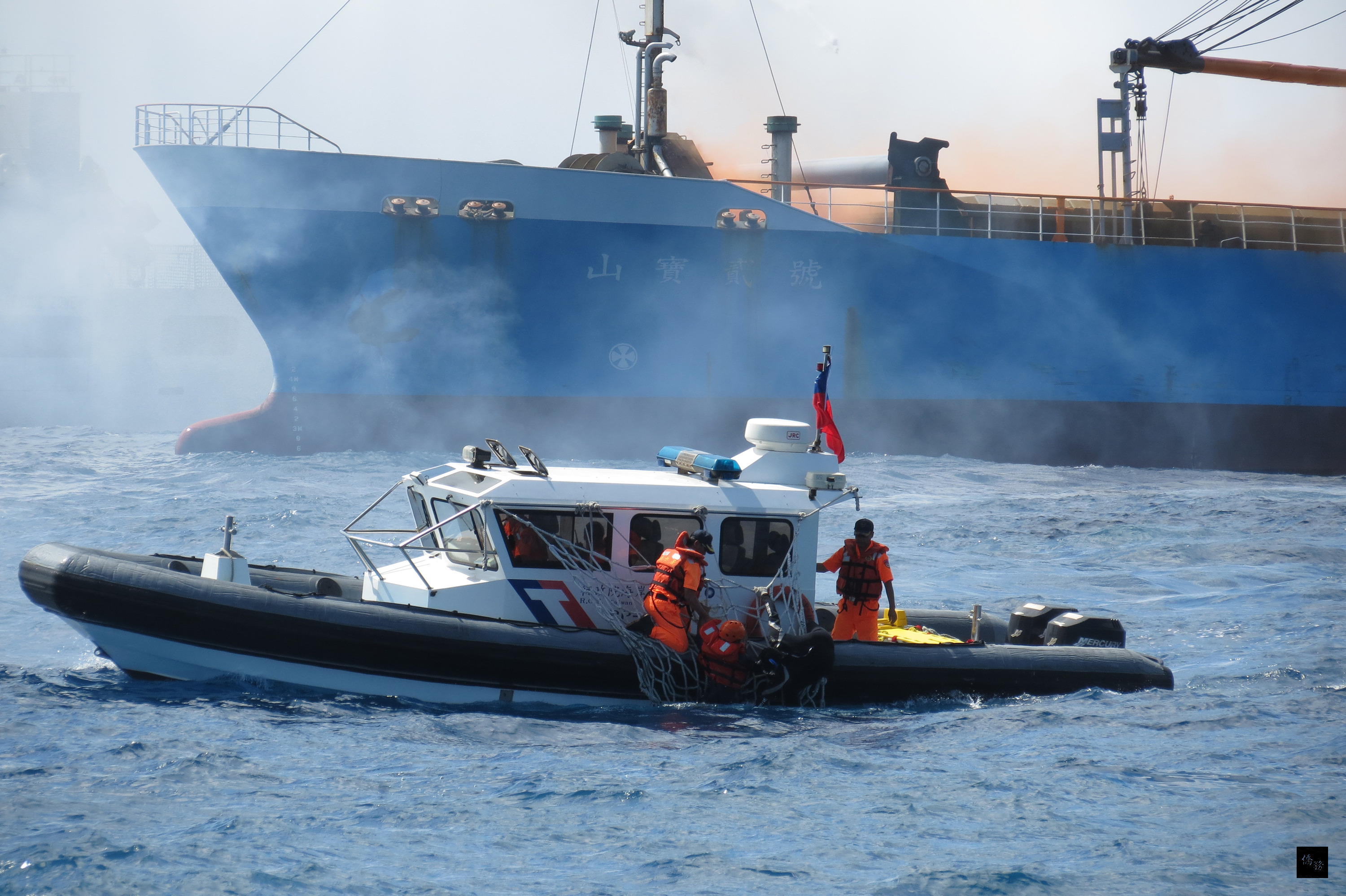 為強化台灣在南沙太平島海域海難搜救與緊急醫療後送機制,海巡署11月29日在太平島海域舉行代號南援一號操演的人道救援演練,模擬船員落海後緊急救起的過程。(中央社提供)