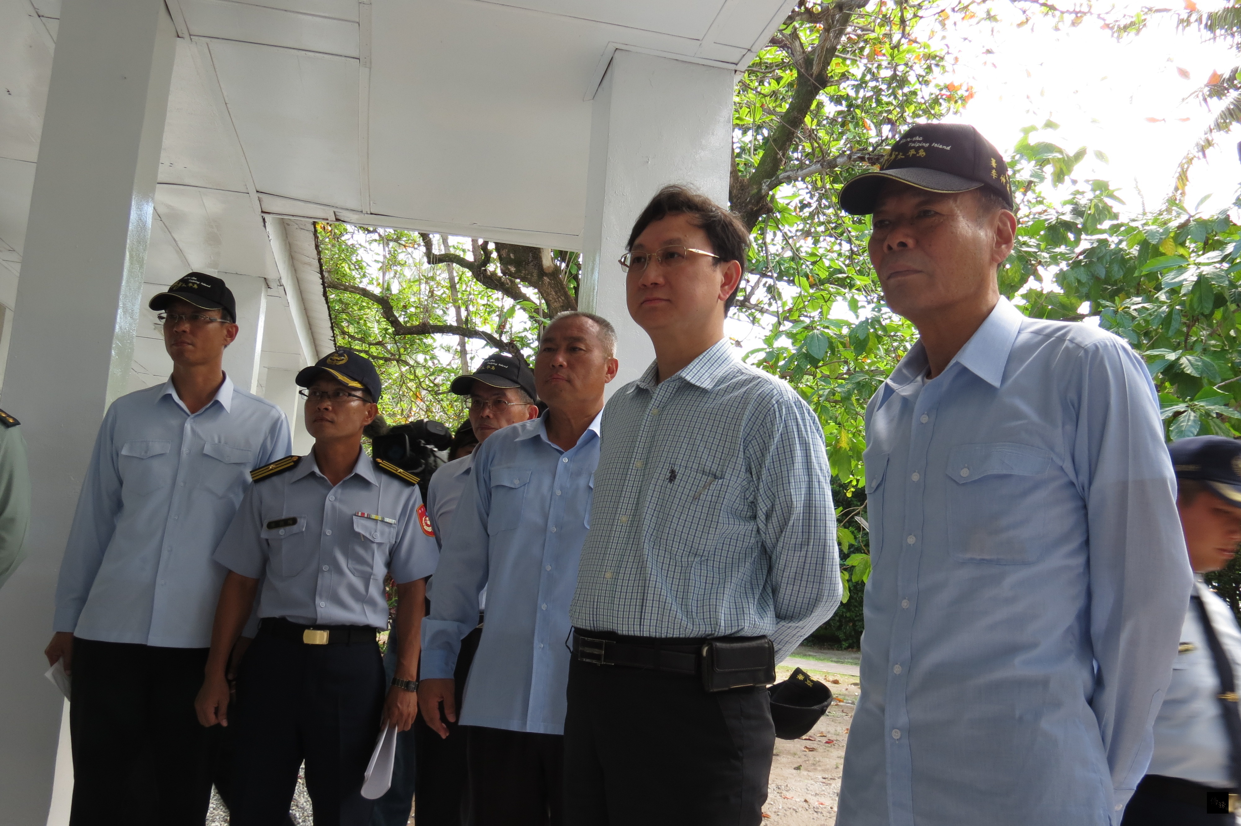 海巡署11月29日在南沙太平島海域舉行代號南援一號操演的人道救援演練,海巡署長李仲威(右)和國安會諮詢委員童振源(右二)觀看醫療後送過程。(中央社提供)