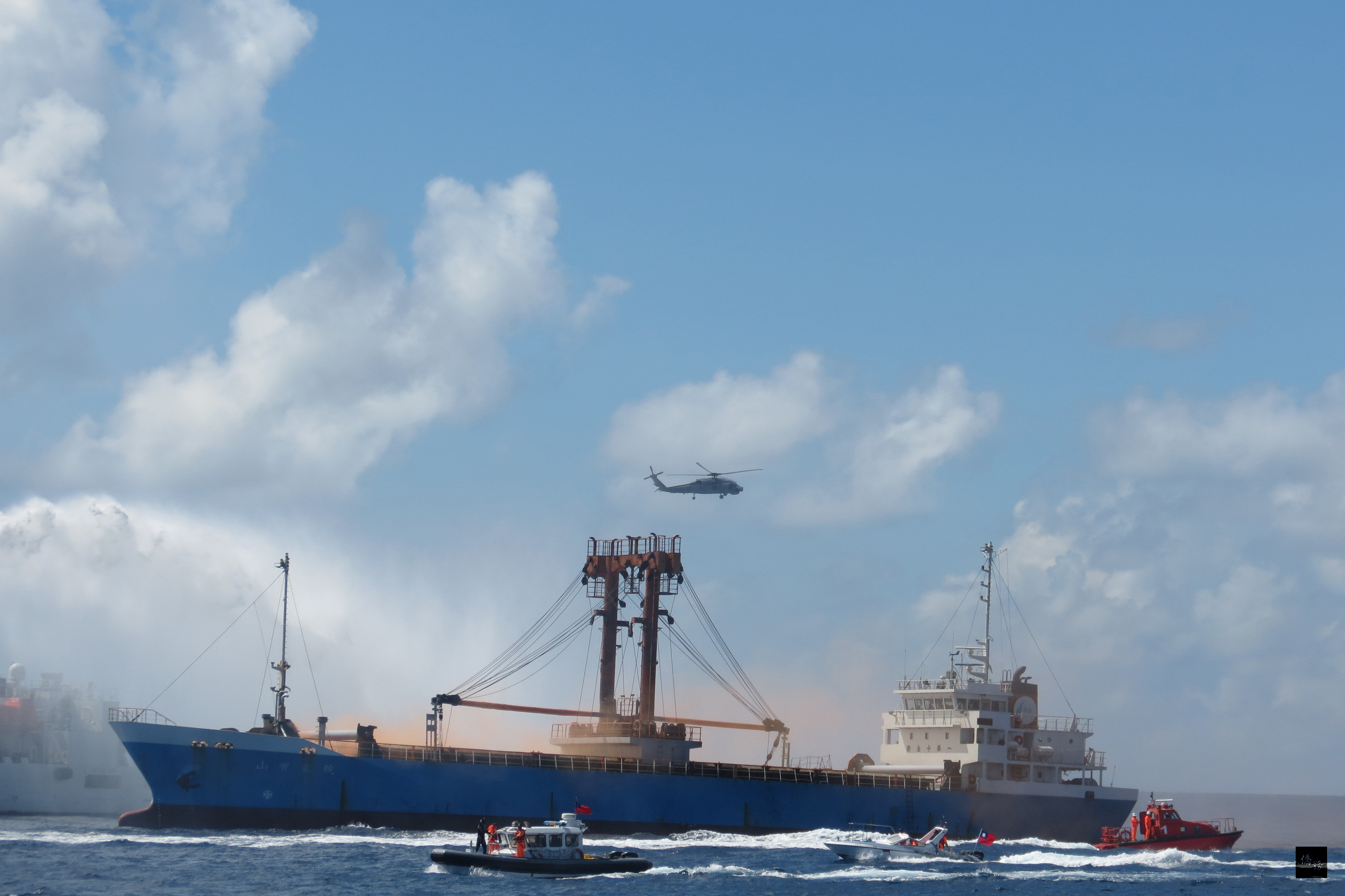 海巡署11月29日在南沙太平島海域舉行代號南援一號操演的人道救援演練,本次操演為首次在南沙太平島海域舉行的跨部會搜救演練,總動員能量計有3架飛機、8艘艦艇。(中央社提供)