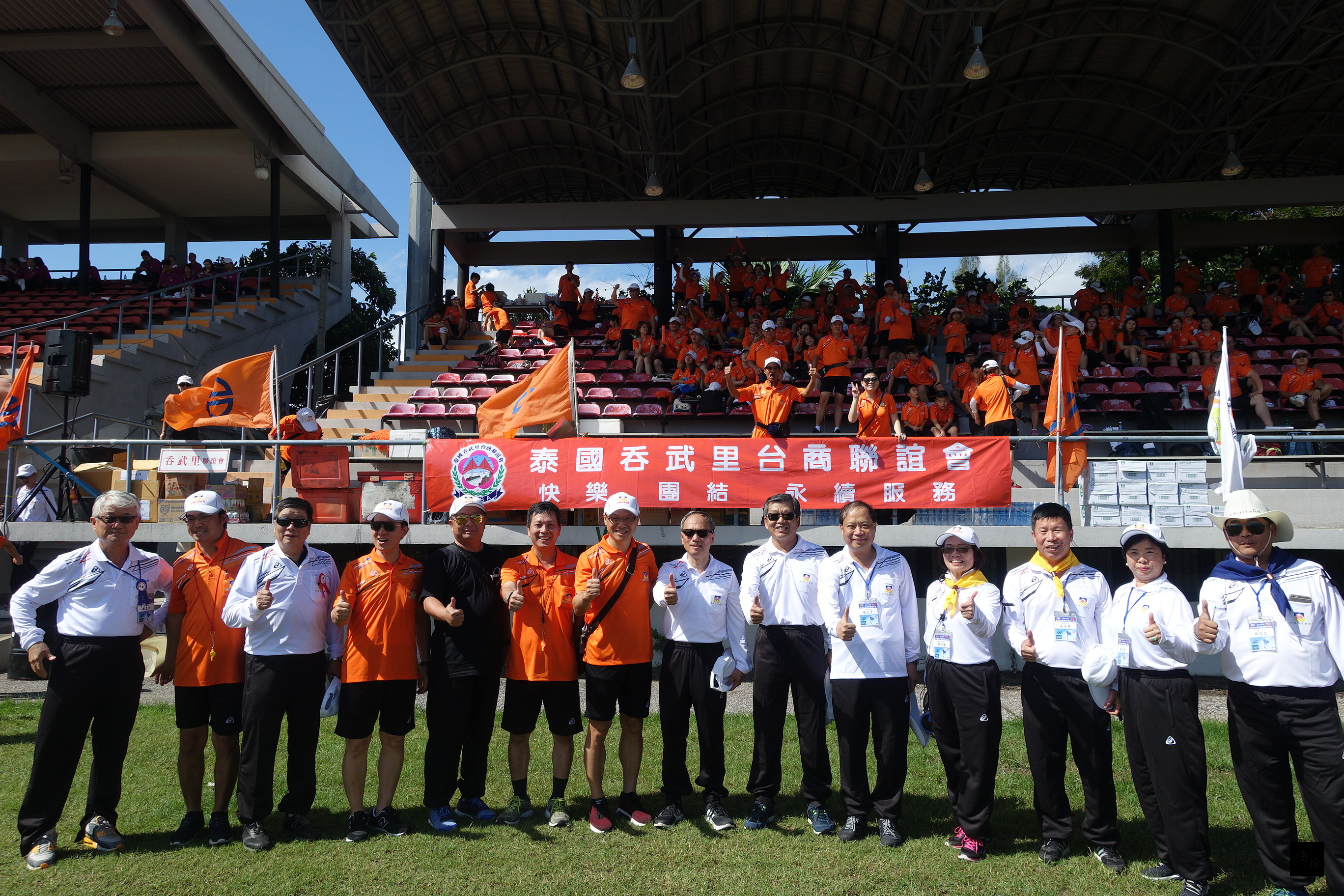 僑務委員會委員長吳新興（右七）為2016年泰國台灣鄉親運動大會的參賽鄉親加油打氣。（泰華文教中心提供）
