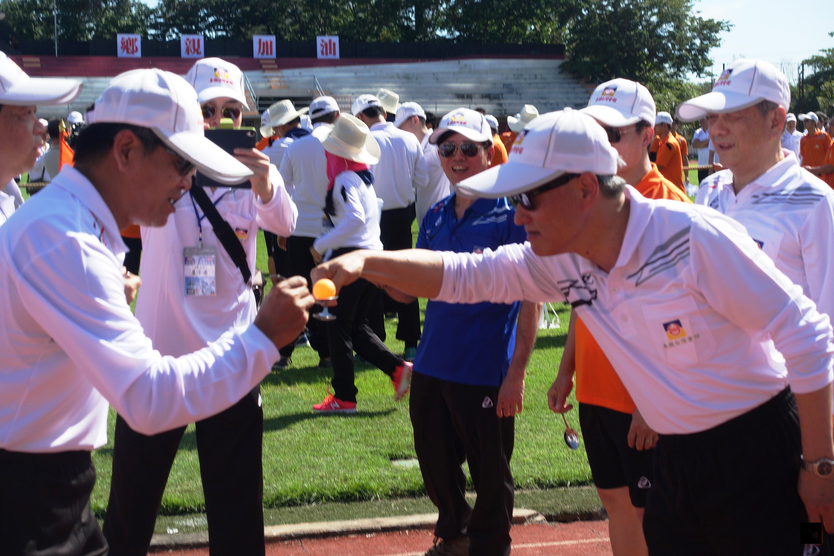 僑務委員會委員長吳新興（前右）與泰國僑團首長一同參加2016年泰國台灣鄉親運動大會趣味競賽，現場加油聲不斷。（泰華文教中心提供）