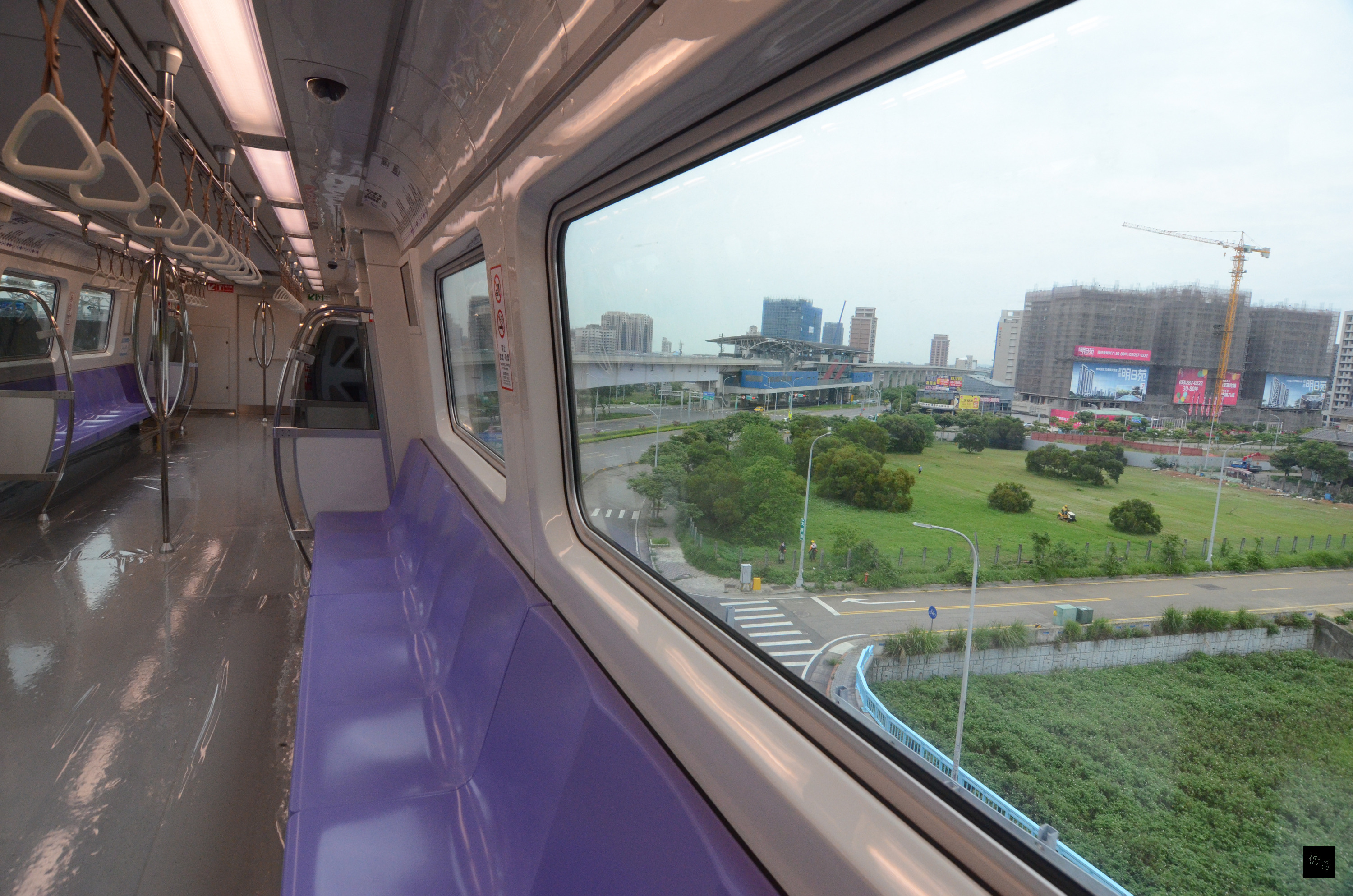 機場捷運即將開通,票價最高為160元,桃園捷運公司表示,依據大眾捷運法,機場捷運票價是以大眾捷運系統運價率計算公式擬訂,但因捷運營運成本高,票價明顯較高。圖為機捷車廂內部。(中央社提供)