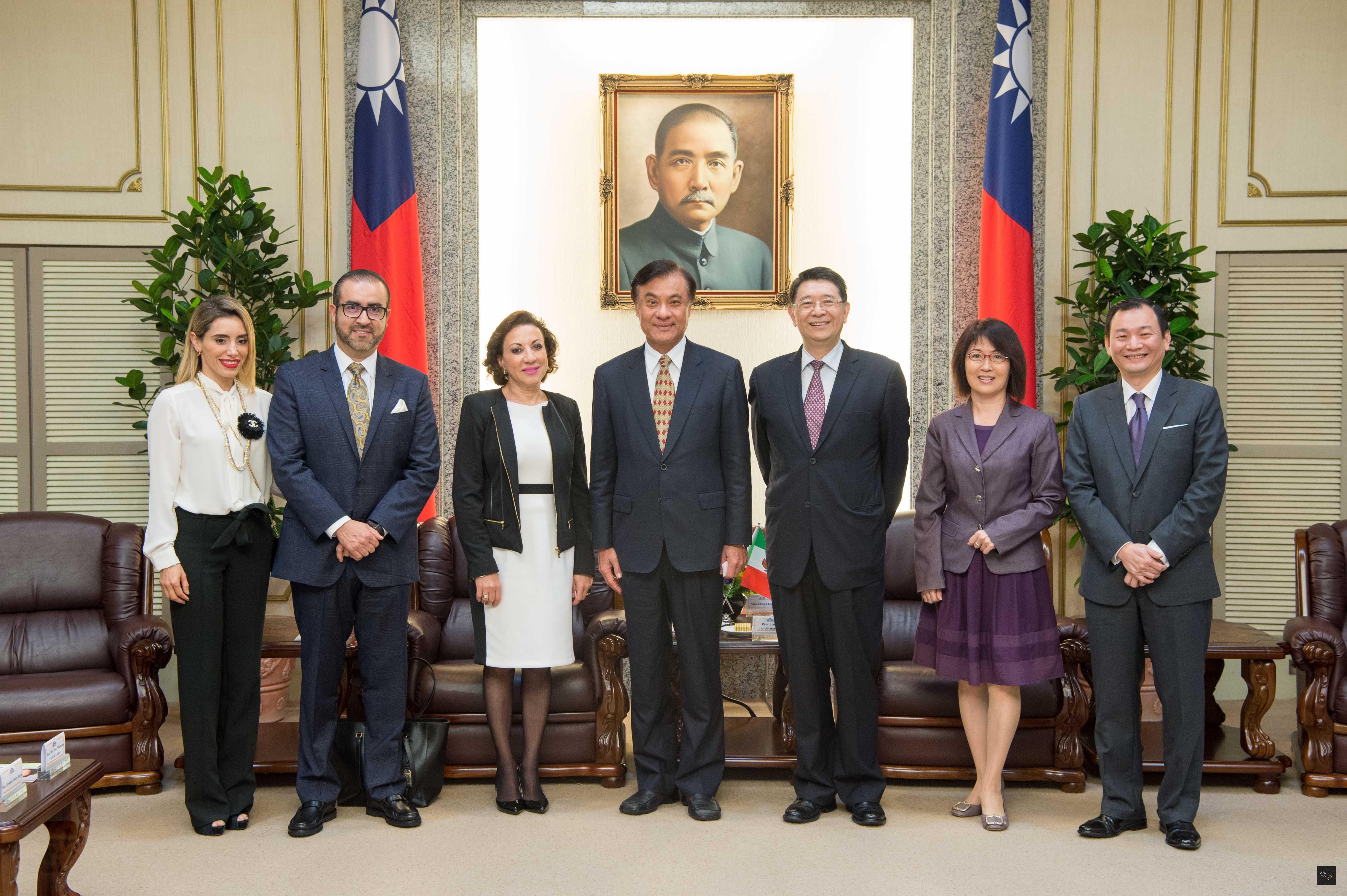 立法院長蘇嘉全（左四）5日在民進黨立委邱志偉、立法院秘書長林志嘉、外交部政務次長侯清山陪同下，接見墨西哥聯邦眾議院副議長穆希雅（Murguia）及眾議員賈西亞伉儷等一行。（立法院提供）