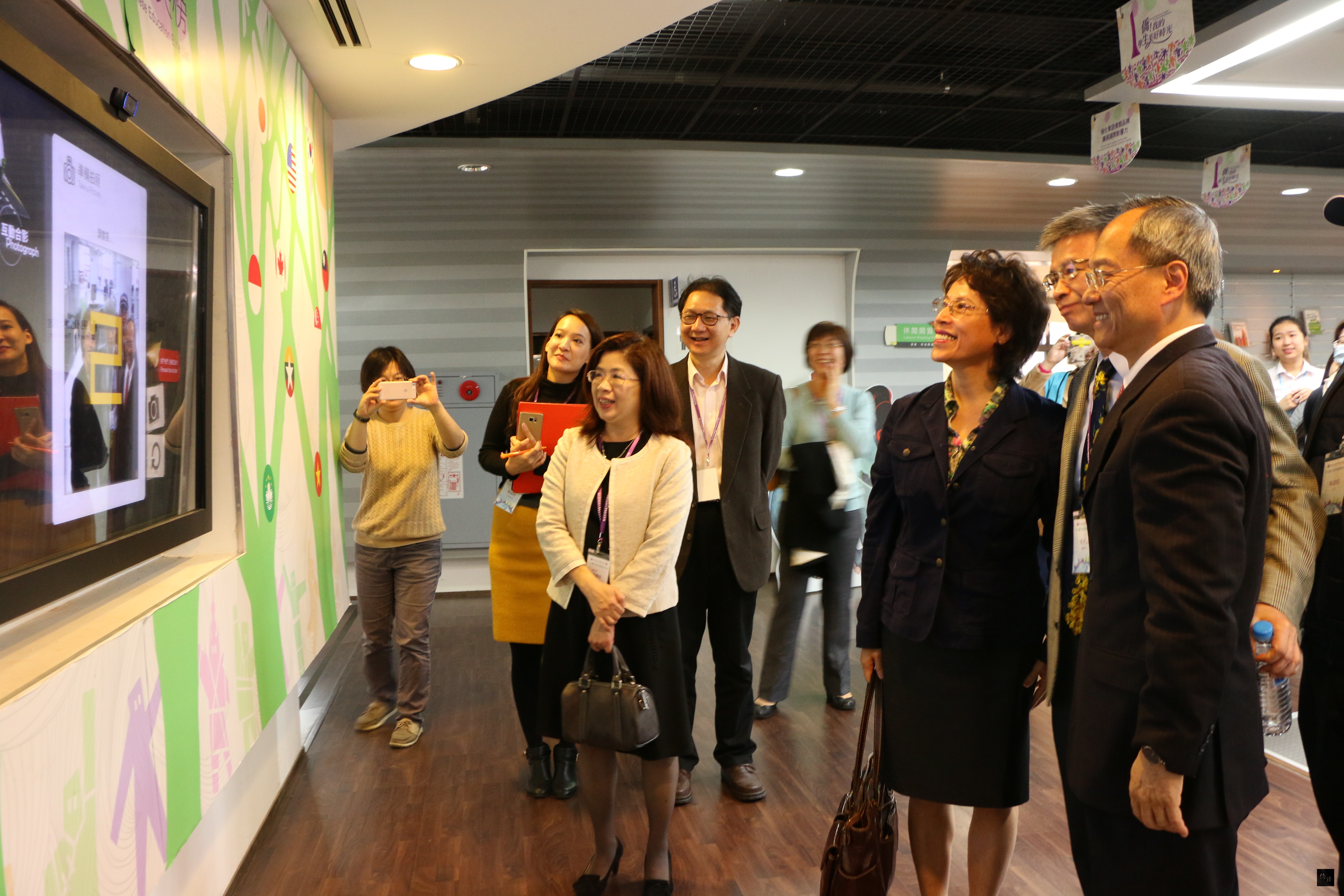 僑務委員會委員長吳新興（右一）參觀國立台灣師範大學僑生先修部的圖書館。