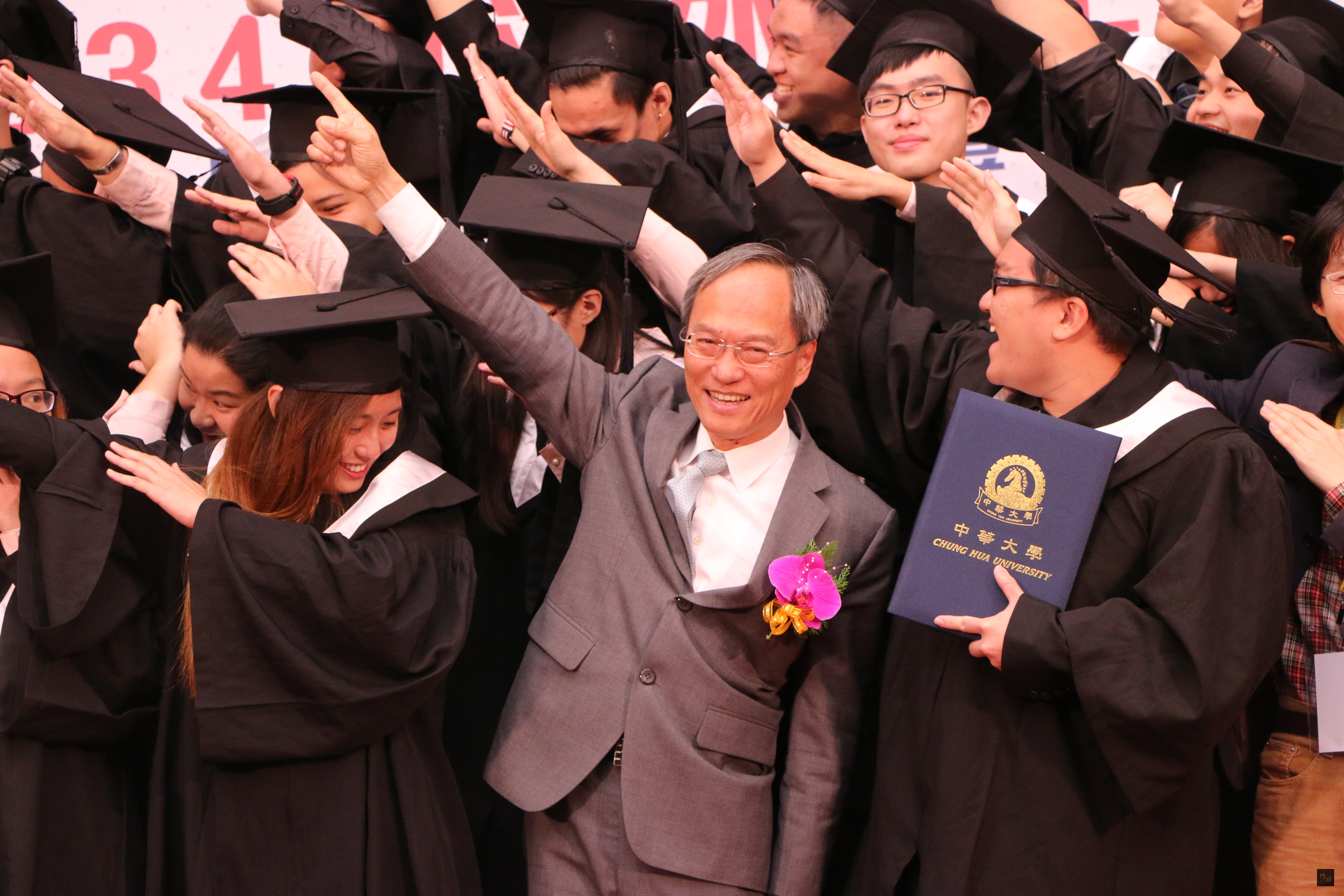 僑務委員會委員長吳新興(中)與中華大學海青班畢業生合影。