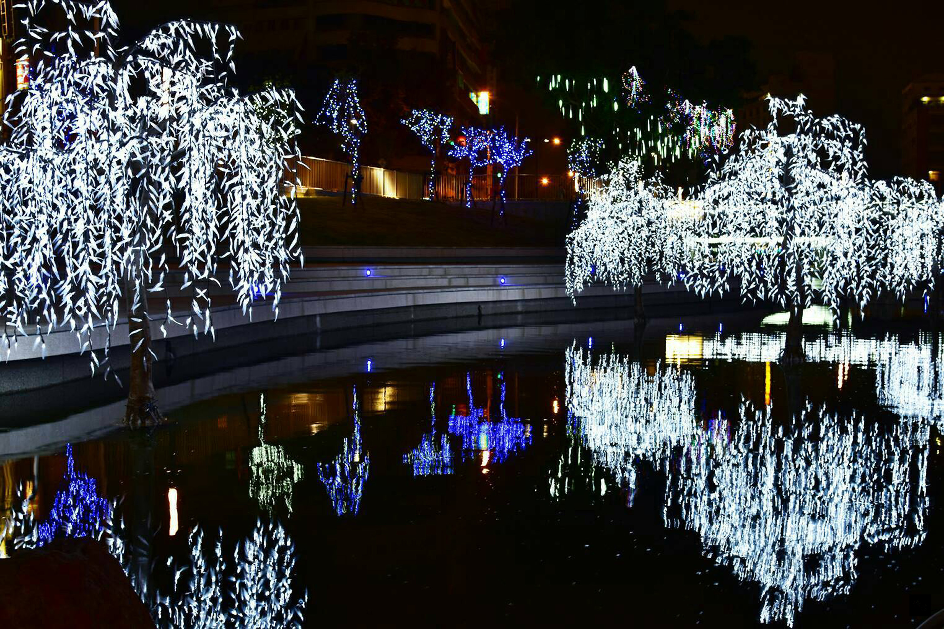 台中市政府對柳川進行水質改善與沿岸景觀營造工程,完工後成為新興景點,許多民眾提前踩線觀賞,24日下午在中山路旁柳川水舞台舉辦音樂會,宣告正式啟用。(中央社提供)