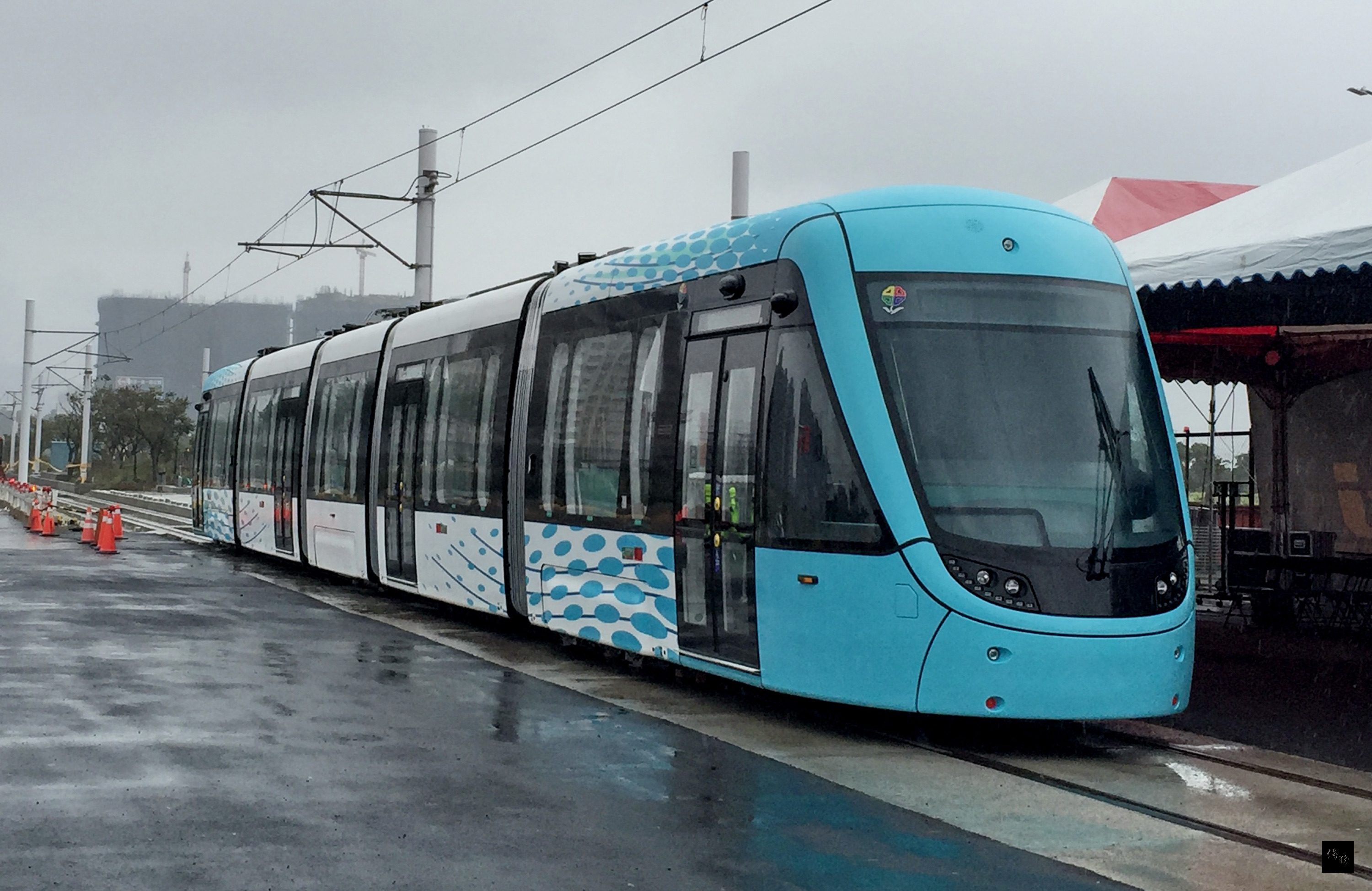 新北市「淡海輕軌」工程進度已完成近5成,全台第一列跨國合作,從設計、製造到測試都在台灣完成的輕軌列車(圖)已運抵淡水,後續將配合現場工程進度,準備進行線上運行測試。(中央社提供)