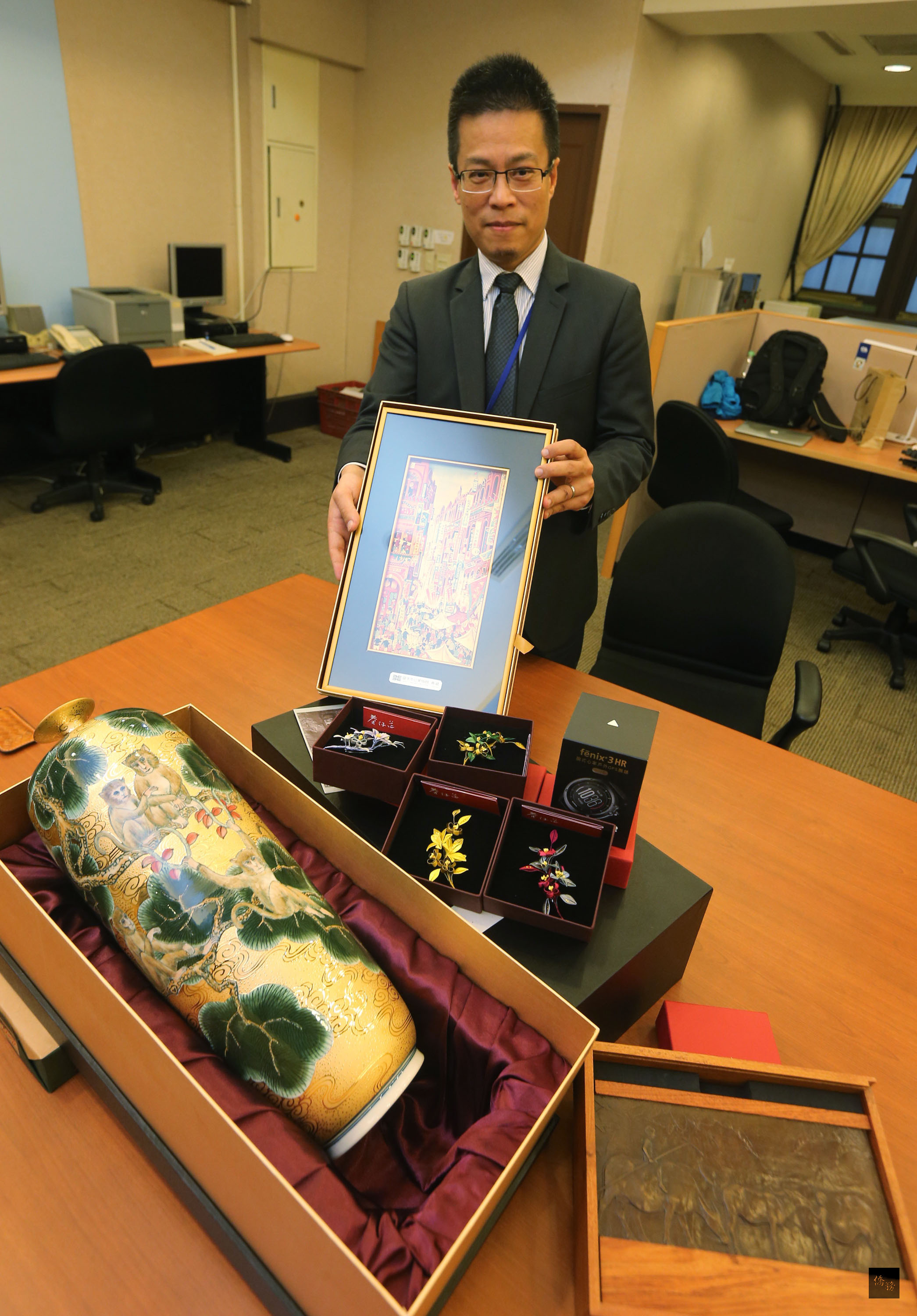 蔡總統出訪伴手禮有運動腕錶大稻埕畫|內政| 僑務電子報