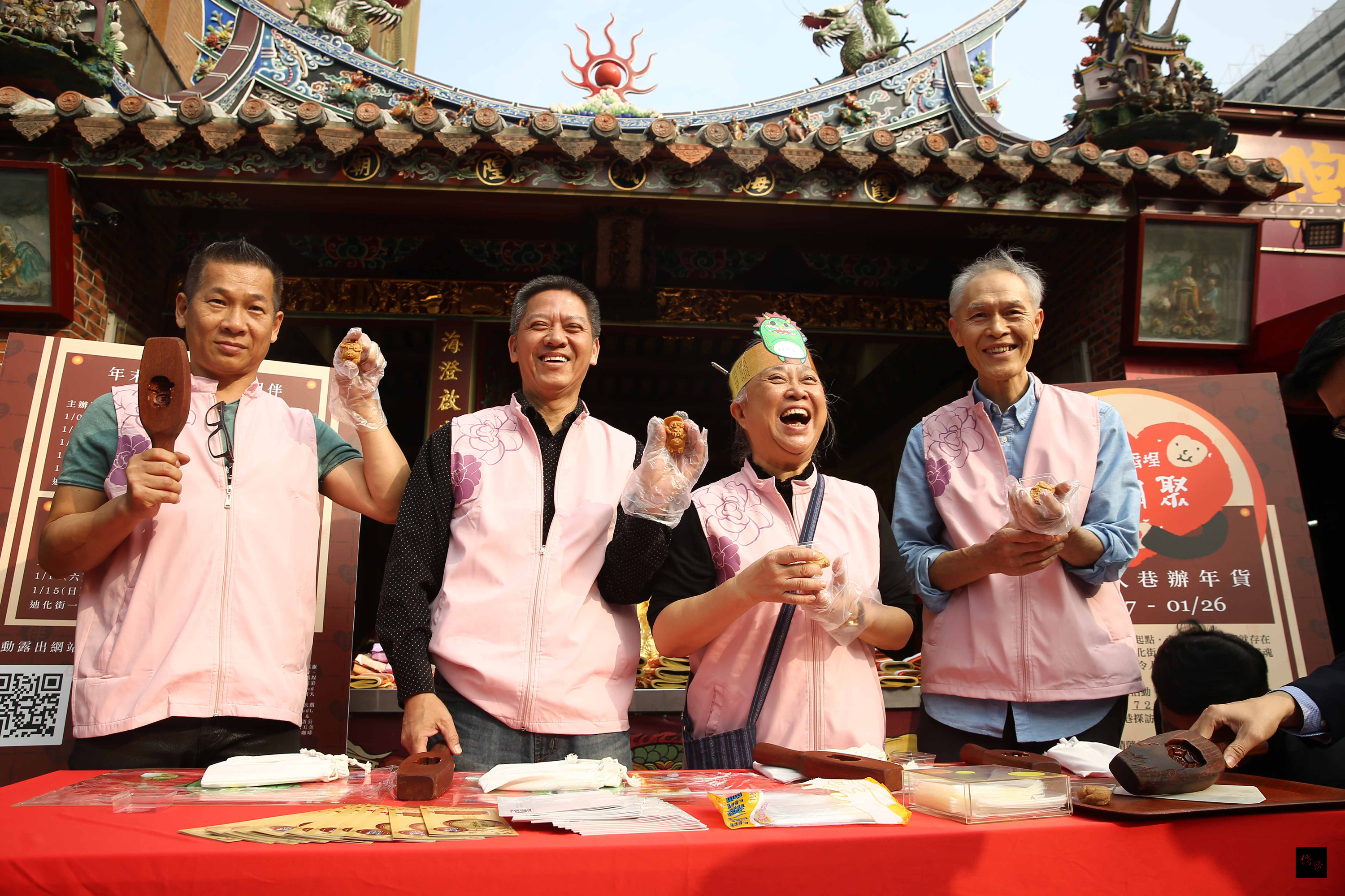 年關將近,台北霞海城隍廟與地方人士共同策劃「文化入巷辦年貨」活動,5日下午舉辦記者會,並邀請百年餅舖業者示範「敲年獸」(圖),相當熱鬧。(中央社提供)