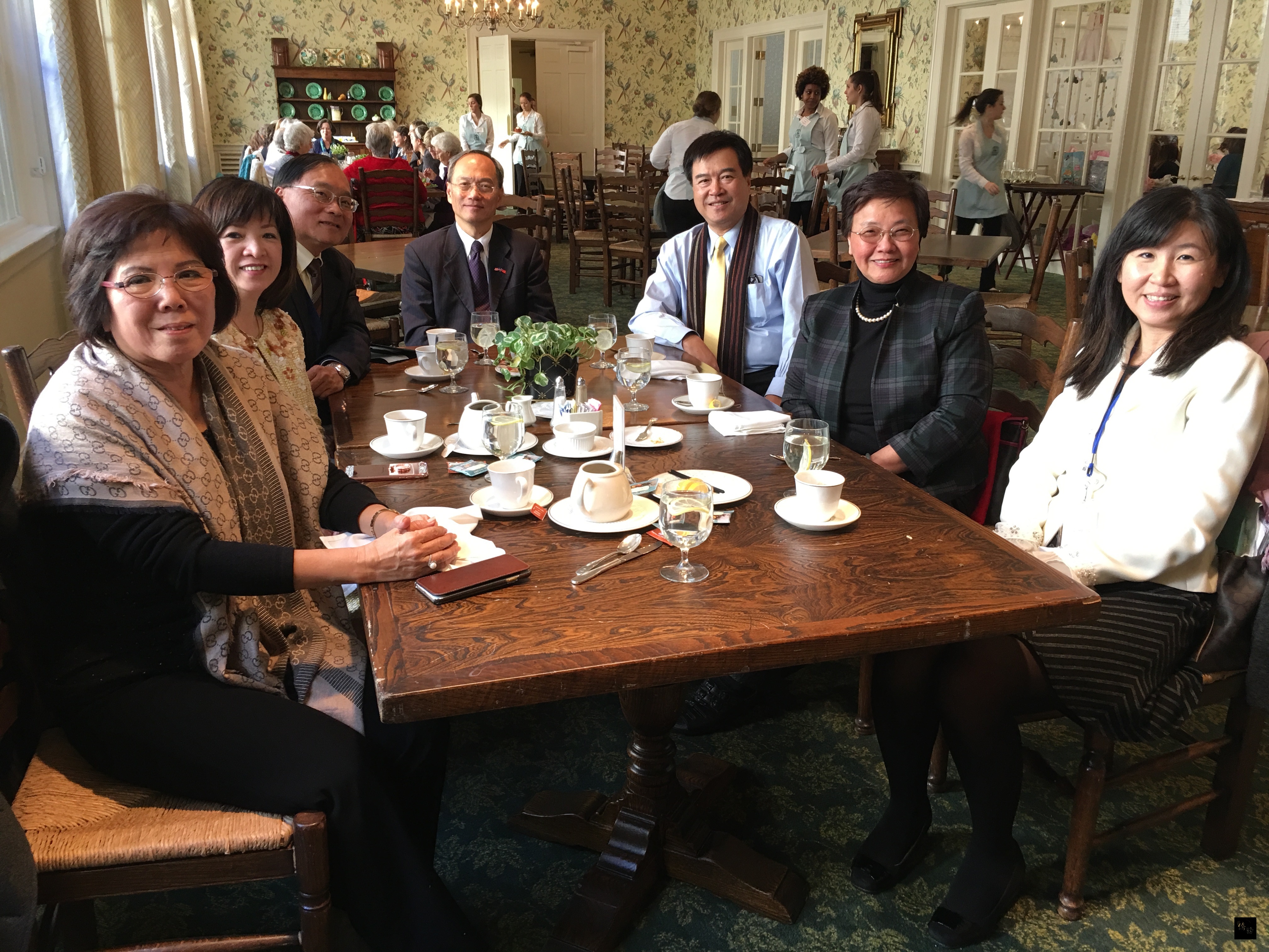 僑務委員會委員長吳新興（右四）會晤美南地區5位僑務委員，關心美南僑社發展，傾聽美南僑情。左起為僑務委員甘幼蘋、黎淑瑛及葉宏志、吳新興、僑務委員曹明宗及劉秀美、休士頓僑教中心主任莊雅淑。（休士頓僑教中心提供）