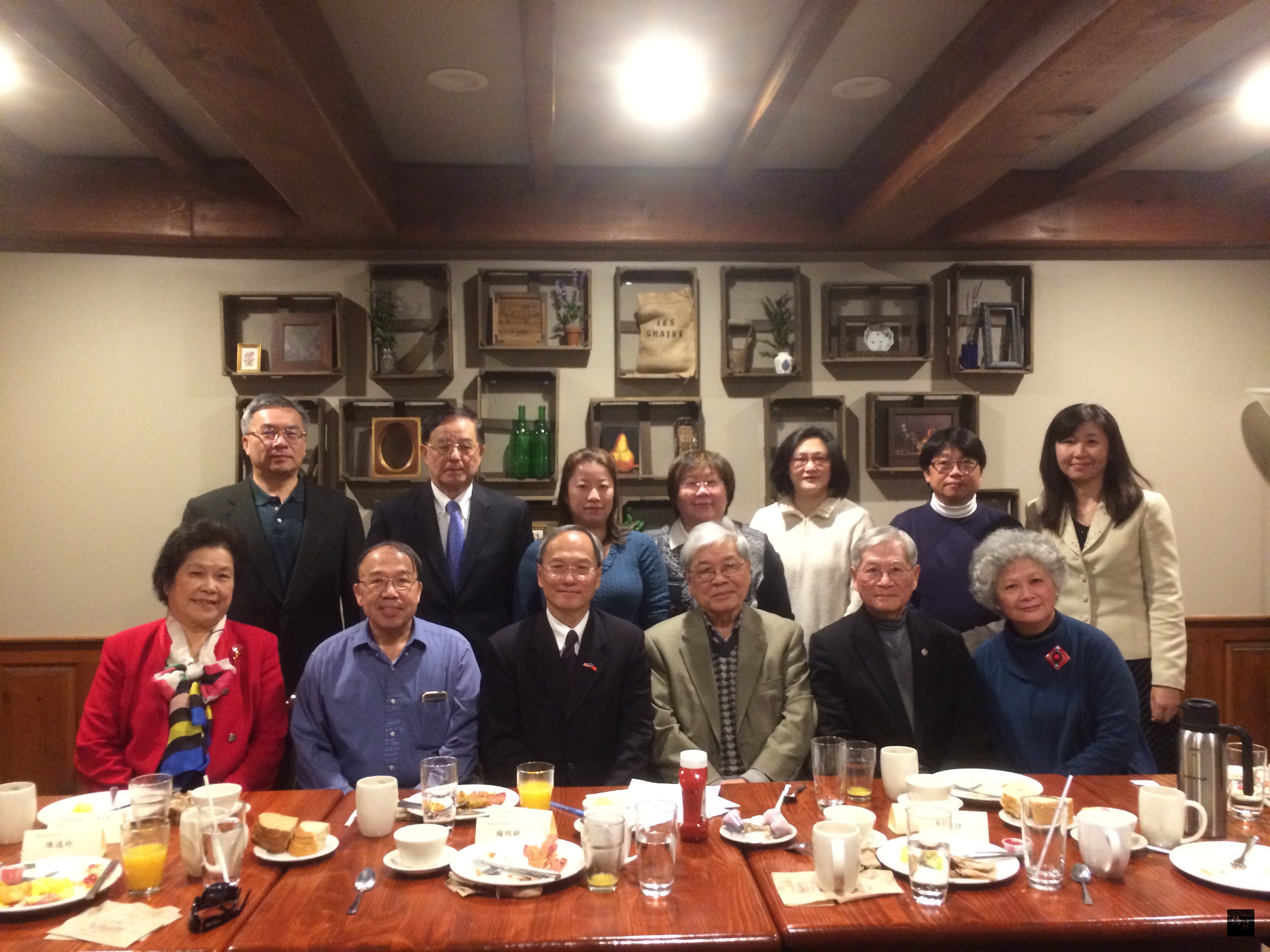 僑務委員會委員長吳新興（前排左三）與僑務諮詢委員楊朝諭（前排右三）、楊朝諄（前排右二）、宋明麗（後排中）、楊明耕（後排左二）、僑務顧問張世勳（後排左一）、僑務促進委員陳逸玲（後排左三）及台灣同鄉會江玟玟會長（後排右三）、前會長陳建賓（後排右二）等10多位美南地區台籍僑領餐敘座談。（休士頓僑教中心提供）