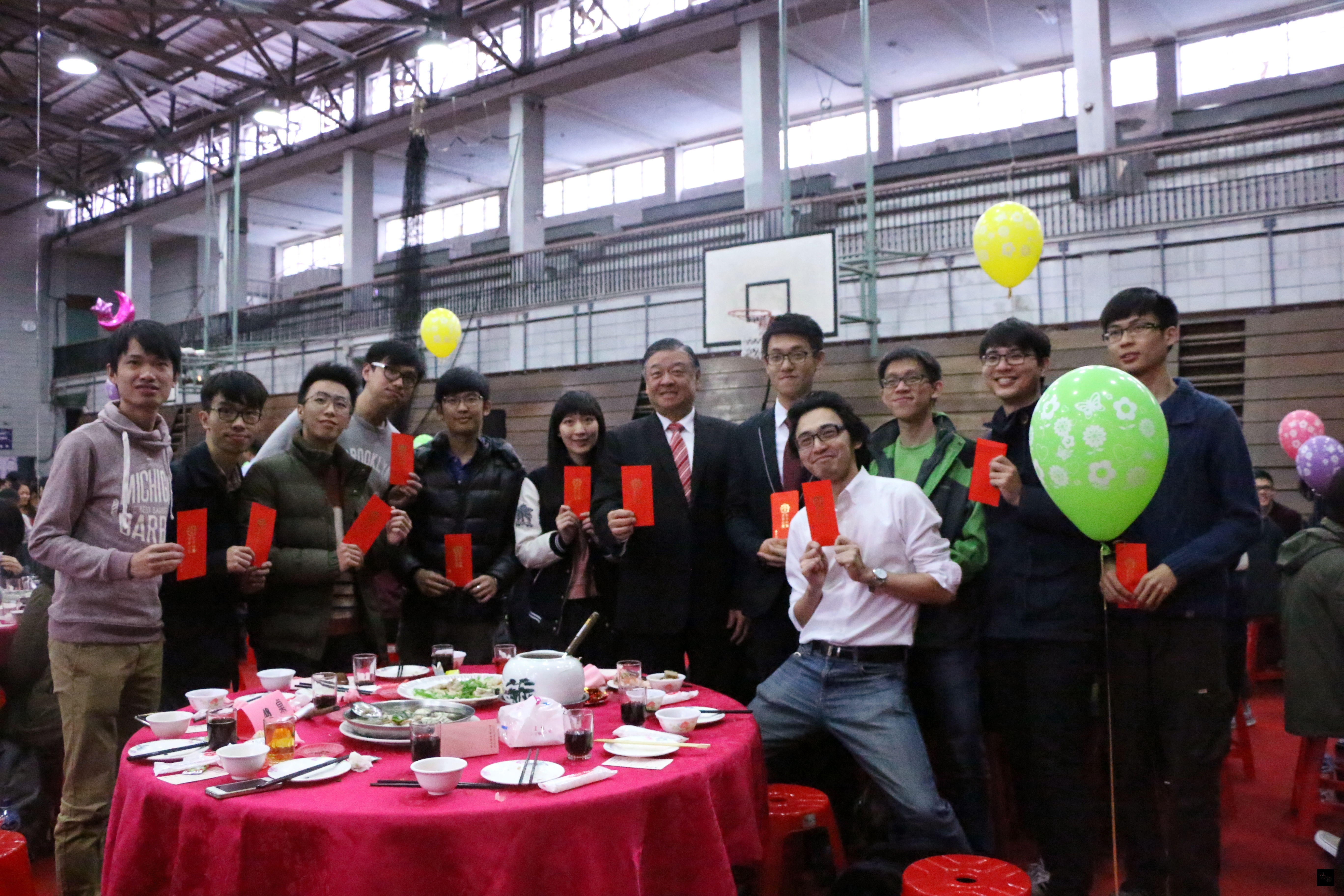 國立台灣大學舉辦春節祭祖大典暨師生聯歡餐會，僑務委員會副委員長呂元榮（左七）逐桌發送紅包給同學，預祝大家新年快樂。