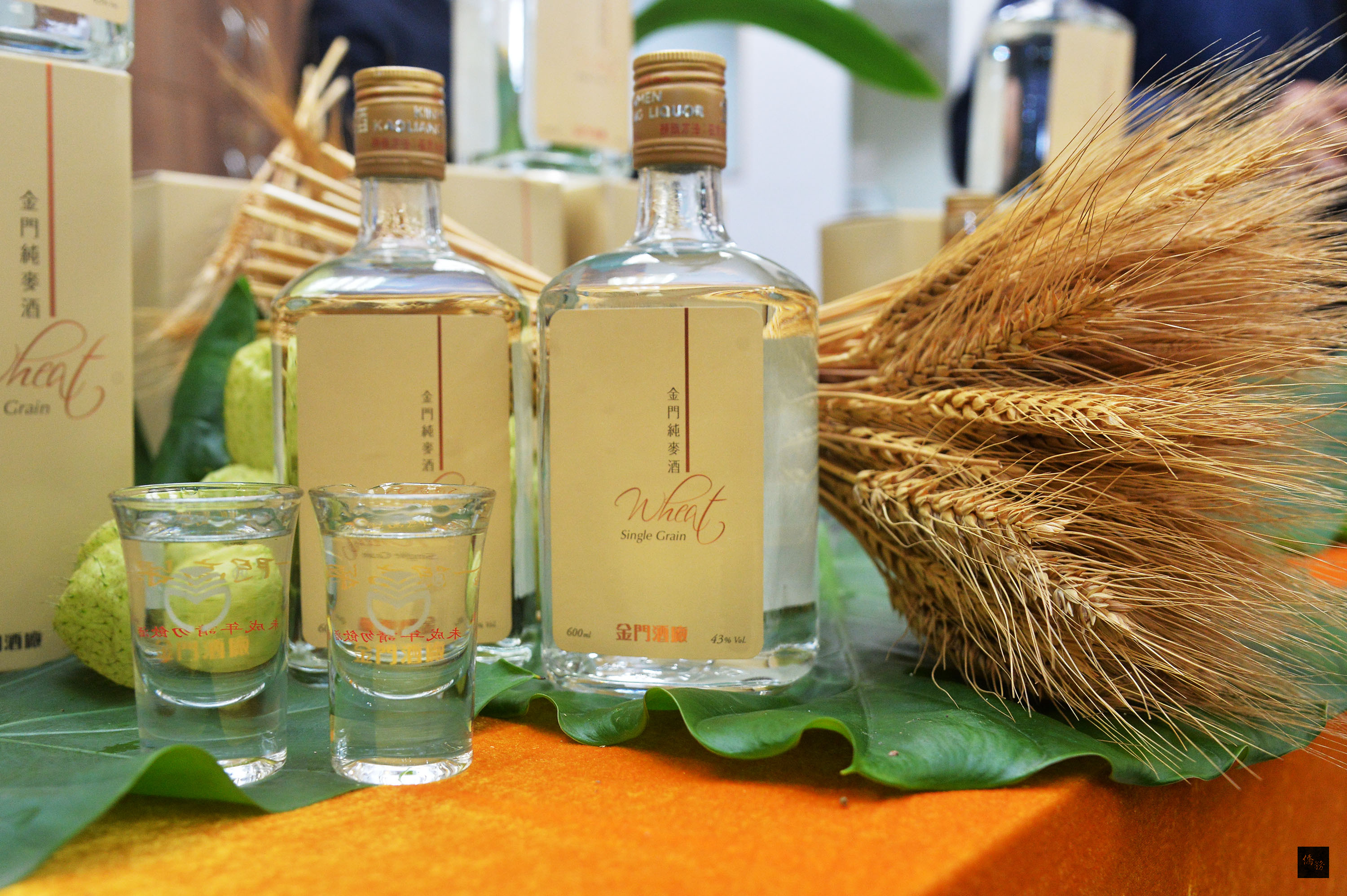 金門酒廠20日在農委會舉行「金門純麥酒」上市記者會,向國人展示這支100%國產自製品種、不輸外國威士忌的國產單一穀物「金門純麥酒」。(中央社提供)