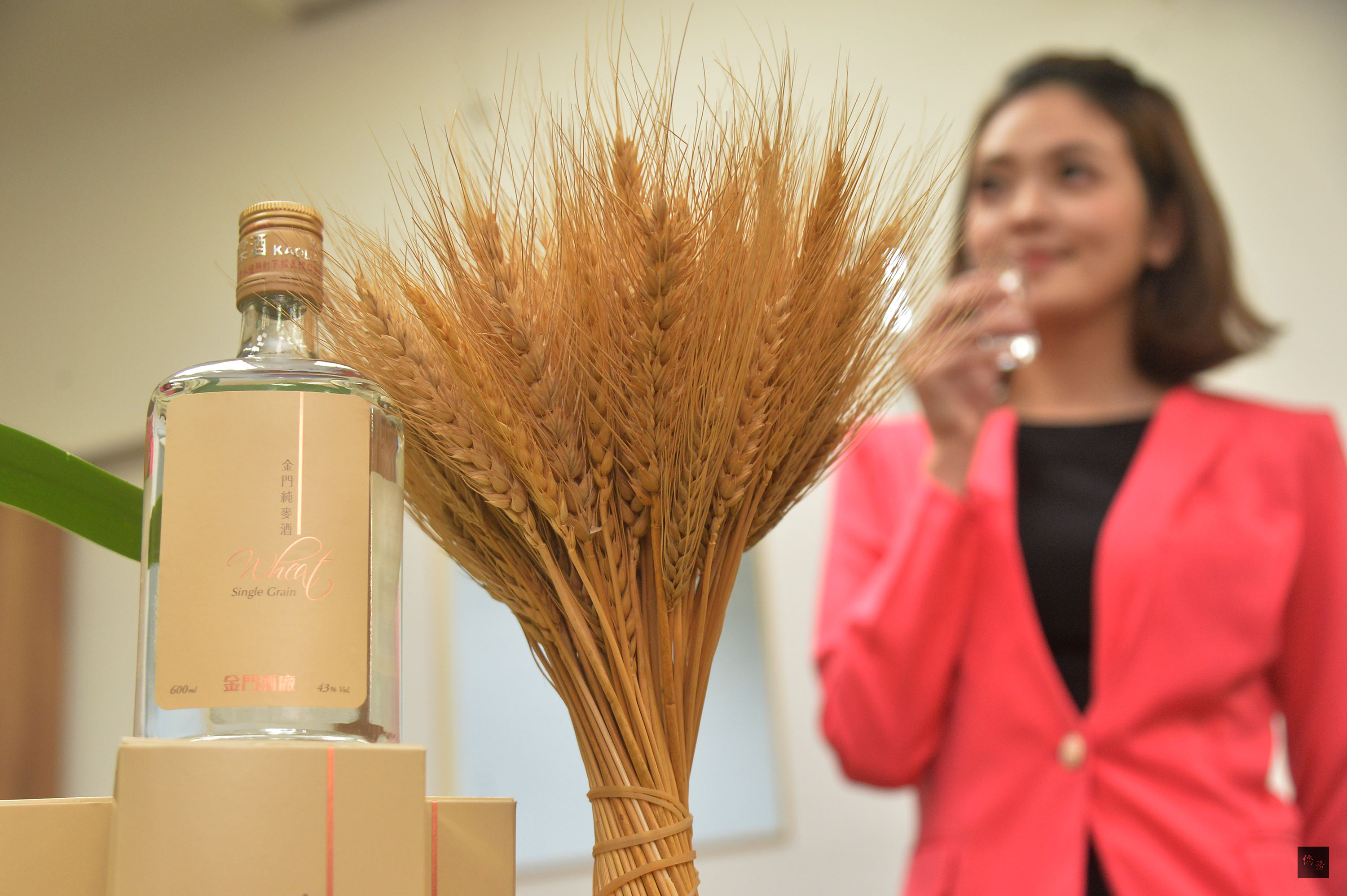 金門酒廠20日在農委會舉行「金門純麥酒」上市記者會,向國人展示這支100%國產自製品種、不輸外國威士忌的國產單一穀物「金門純麥酒」。(中央社提供)