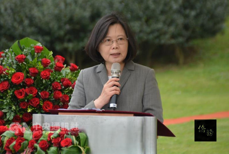 鄭南榕殉道28週年追思紀念會7日在新北市金寶山「鄭 南榕自由之翼紀念墓園」舉行,總統蔡英文(圖)致詞 表示,除紀念鄭南榕,更應深思確認民主自由與追求公 平正義,一直是堅持的價值。(中央社提供)