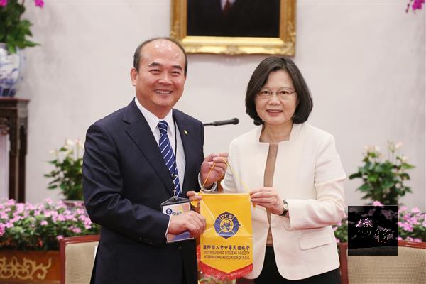 蔡英文接見傑青獎受獎學生代表,訪賓由「國際傑人會中華民國總會」總會長陳光楠陪同,教育部青年發展署署長羅清水也在座。(總統府提供)